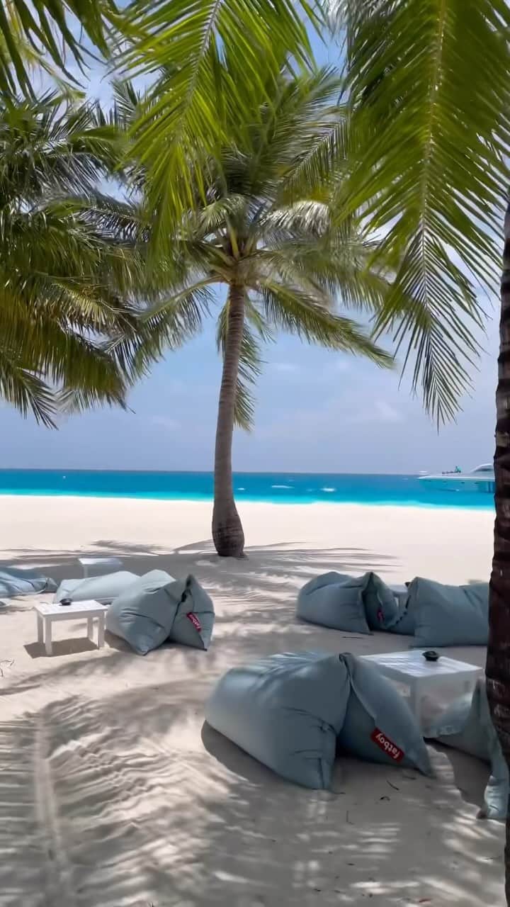 Maldivesのインスタグラム：「Maldives Islands   Start planning your vacation in the Maldives @nichegetaways | WhatsApp+960 760 5656   Video @doctor__hassan   #nichegetaways #maldivesislands #luxurytravel #luxuryresort #travelinspiration #islandvacations #traveltheworld #luxurydestination #fivestarhotel #lagoon #beachresort #wanderlust #islandgetaway #purebliss #tropicalgetaway #beachholiday #islandhotel #beachhotel #luxurybeach #мальдивы」