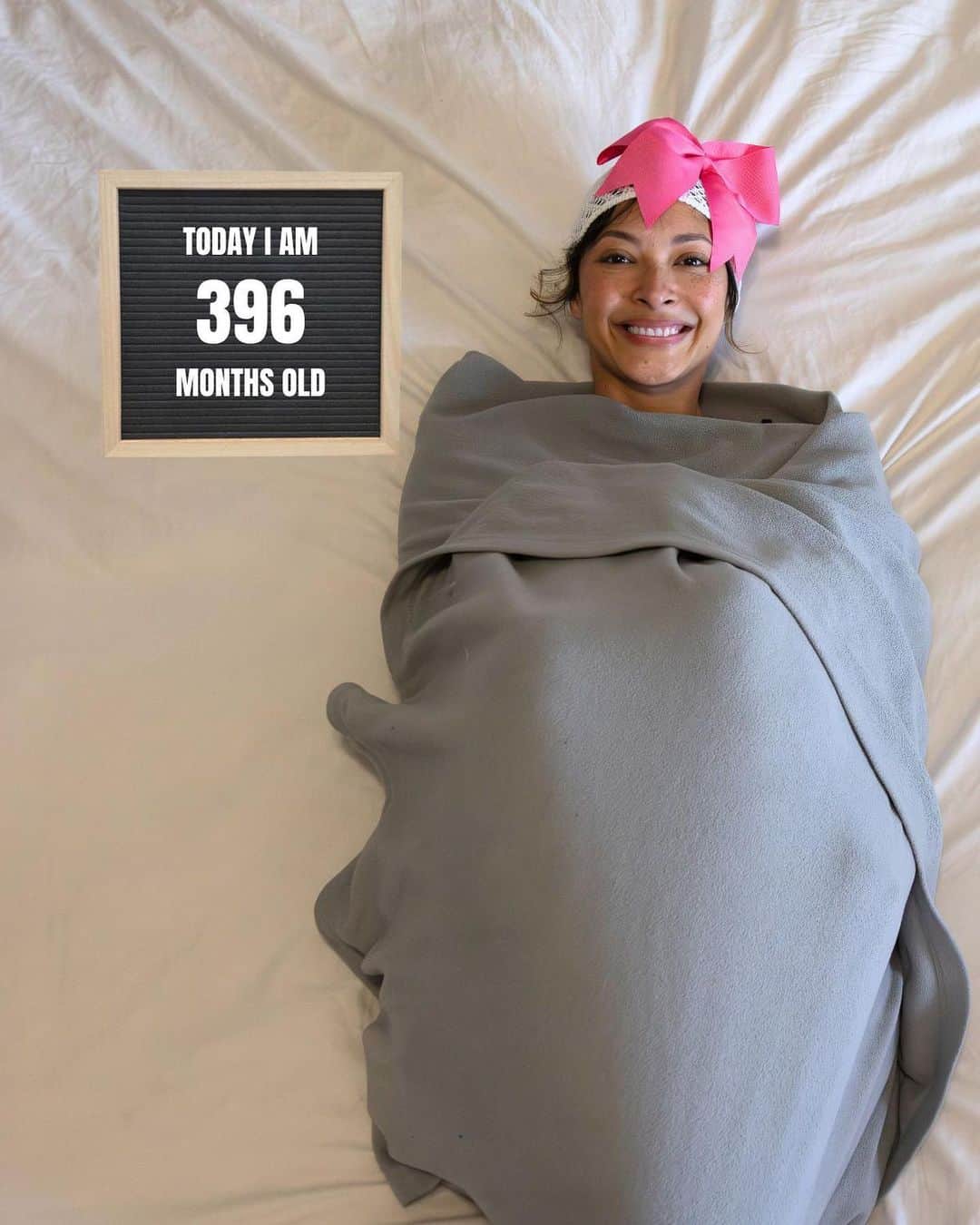 ジョーディン・テイラーのインスタグラム：「Our sweet Jordyn enjoys a mezcal before bedtime, sleeps through the night, hates showertime and her first word was “SOLD”   Happy 33rd to meeeeee 😊」