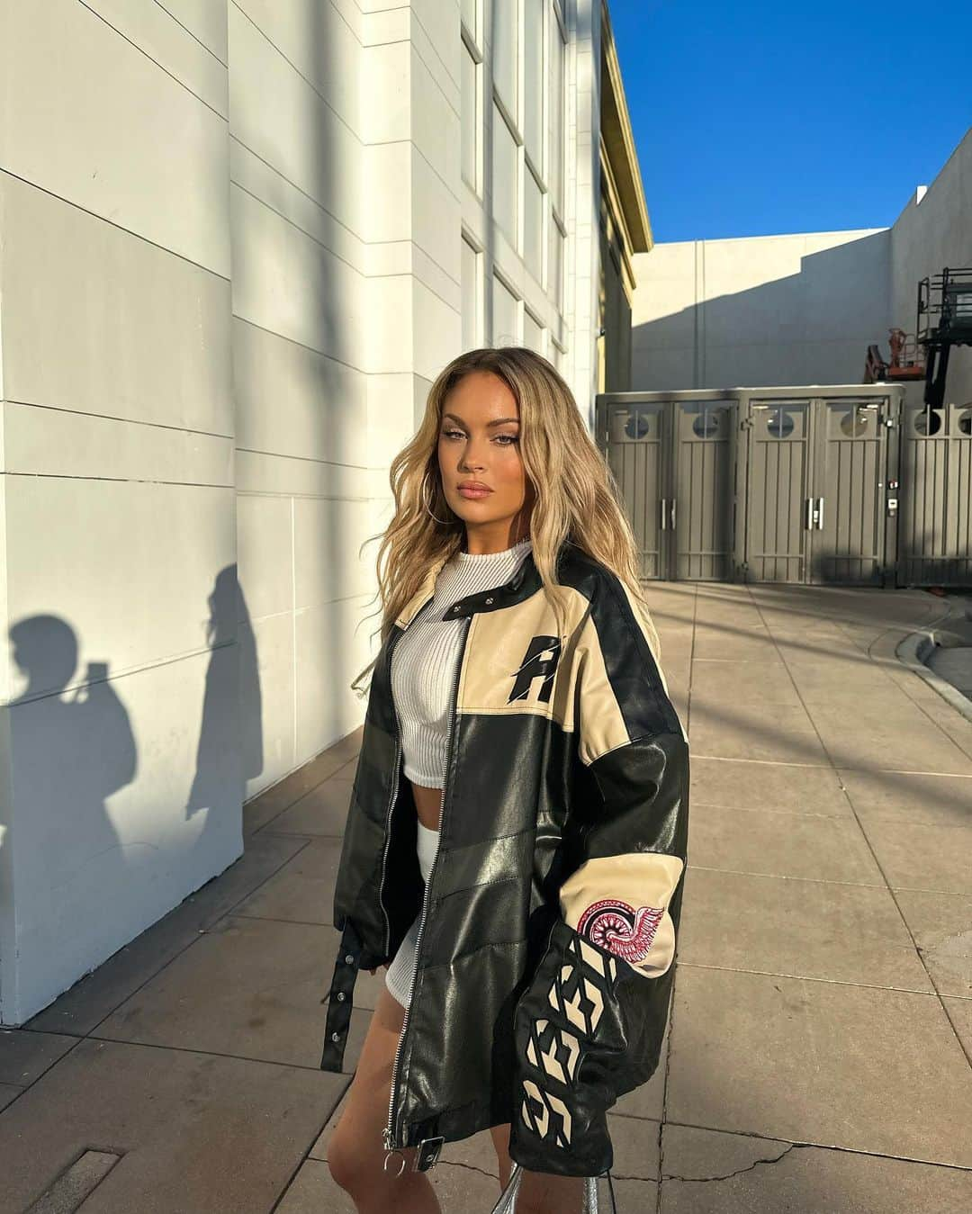 ファニー・リックマンのインスタグラム：「In my @prettylittlething uniform 🖤  There's up to 60% off on almost everything! Go check it out!! #pltpinkfriday」