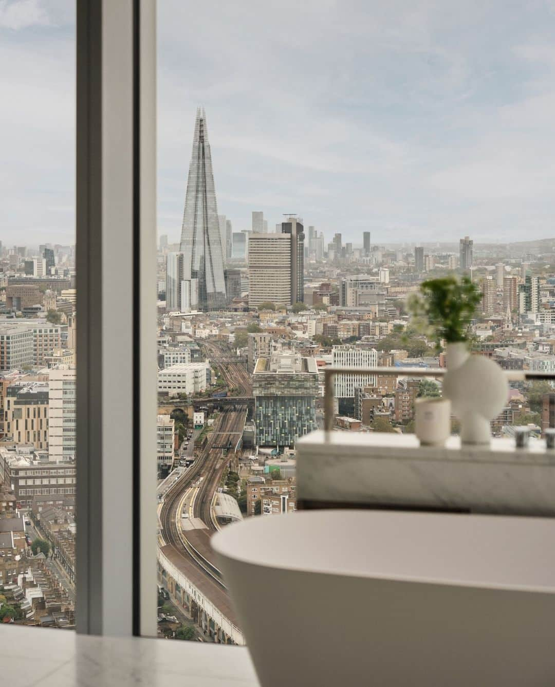 Wallpaperさんのインスタグラム写真 - (WallpaperInstagram)「When it comes to London views, it is hard to get more iconic than the One Casson Square penthouse. Vistas of The Shard from your bathtub? The London Eye shimmering in the background as you entertain your guests? Breakfast coffee while gazing at the Houses of Parliament? Check, check, check. And now, the expansive residence in London's South Bank has just revealed its new, specially commissioned interiors by @portiafoxdesign. ⁠ ⁠ 'By capitalising on the extraordinary views across the London skyline, which take in every recognisable landmark, as our main source of inspiration, we have cultivated a space that consistently complements its surroundings,' says Fox. 'Here, the owner can still appreciate scenes of the urban bustle outside the apartment whilst also enjoying being above it all. The penthouse has a unique feel that is part New York high-rise sophistication and part a hub of culture and creativity that so defines this stretch of the South Bank.'⁠ ⁠ To learn more about the design, head to the link in bio. ⁠ ⁠ 🖋️: Ellie Stathaki ⁠ 📷️: Ben Anders⁠ ⁠ #wallpapermagazine #onecassonsquare #penthouse #londonpenthouse #theshard #londoneye #iconiclondonbuidlings #londonbuildings #londonlandmarks #londonviews #architecture #interiordesign」11月15日 1時25分 - wallpapermag