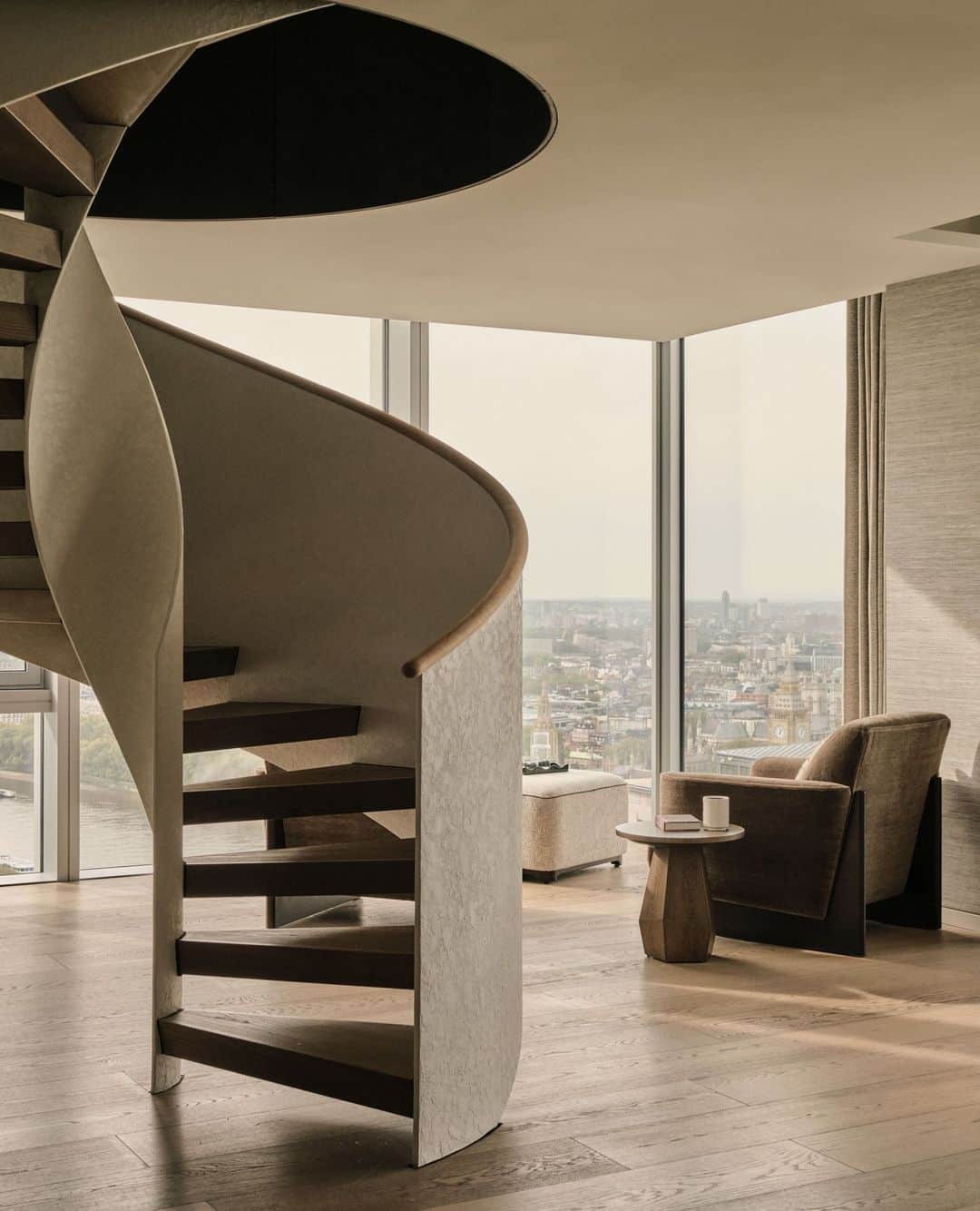 Wallpaperのインスタグラム：「When it comes to London views, it is hard to get more iconic than the One Casson Square penthouse. Vistas of The Shard from your bathtub? The London Eye shimmering in the background as you entertain your guests? Breakfast coffee while gazing at the Houses of Parliament? Check, check, check. And now, the expansive residence in London's South Bank has just revealed its new, specially commissioned interiors by @portiafoxdesign. ⁠ ⁠ 'By capitalising on the extraordinary views across the London skyline, which take in every recognisable landmark, as our main source of inspiration, we have cultivated a space that consistently complements its surroundings,' says Fox. 'Here, the owner can still appreciate scenes of the urban bustle outside the apartment whilst also enjoying being above it all. The penthouse has a unique feel that is part New York high-rise sophistication and part a hub of culture and creativity that so defines this stretch of the South Bank.'⁠ ⁠ To learn more about the design, head to the link in bio. ⁠ ⁠ 🖋️: Ellie Stathaki ⁠ 📷️: Ben Anders⁠ ⁠ #wallpapermagazine #onecassonsquare #penthouse #londonpenthouse #theshard #londoneye #iconiclondonbuidlings #londonbuildings #londonlandmarks #londonviews #architecture #interiordesign」