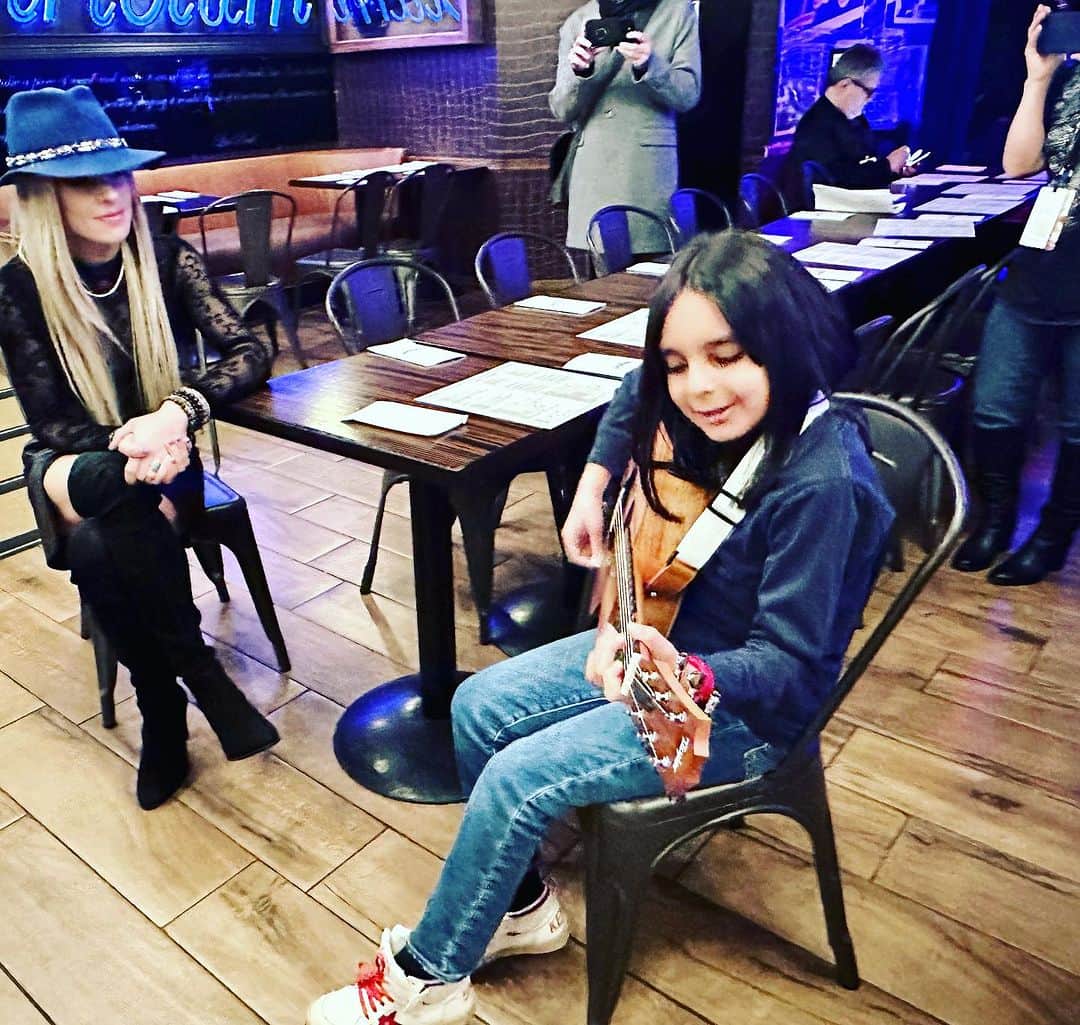 オリアンティのインスタグラム：「Was a wonderful meet and greet yesterday with lots of people here in nyc so sweet and awesome to see kids rocking like aiden adams ✌🏻🎸 📸 @justinandres3」