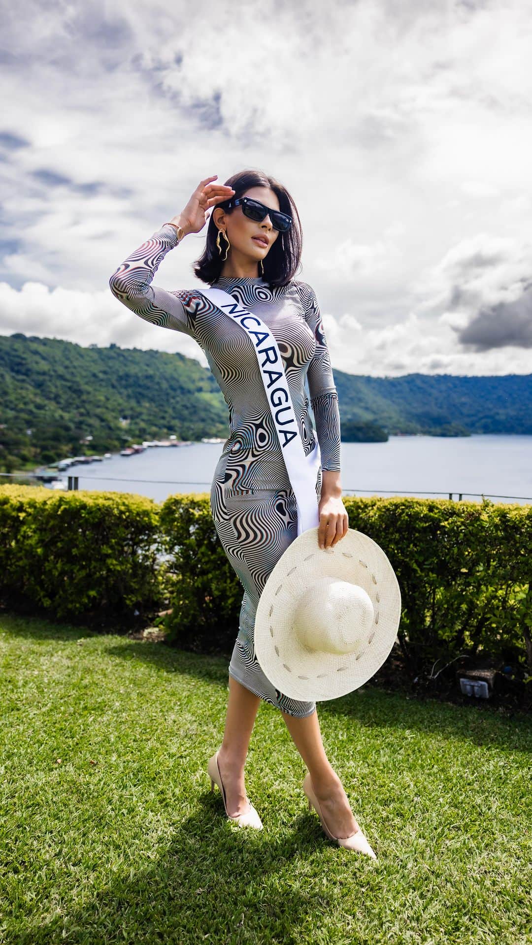 イリス・ミトゥネールのインスタグラム：「A beautiful day out on the lake for the delegates @cardedeuhotelcoatepeque 💦🌞🌴  #missuniverse #72ndmissuniverse」