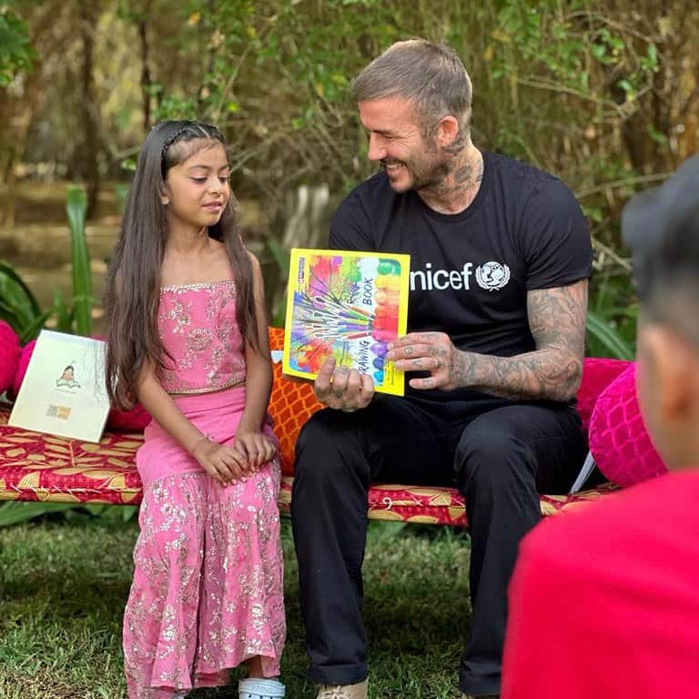 デビッド・ベッカムのインスタグラム：「An incredibly special few days with @unicef here in Gujarat 🇮🇳 It’s a great privilege to see first-hand the work Unicef is doing on the ground to support children and their families. The energy and innovation I have seen here has been so inspiring and I loved hearing the children’s stories and their hopes and dreams for the future. When we empower young people, we see the change they can bring to their communities. @unicefindia 💙」