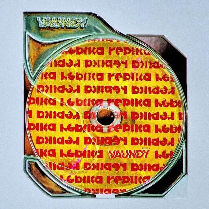 Vaundyさんのインスタグラム写真 - (VaundyInstagram)「" replica "  オリジナルはレプリカの来歴から生まれる。  #replica #vaundy #replicaの秘密」11月15日 1時28分 - vaundy_engawa