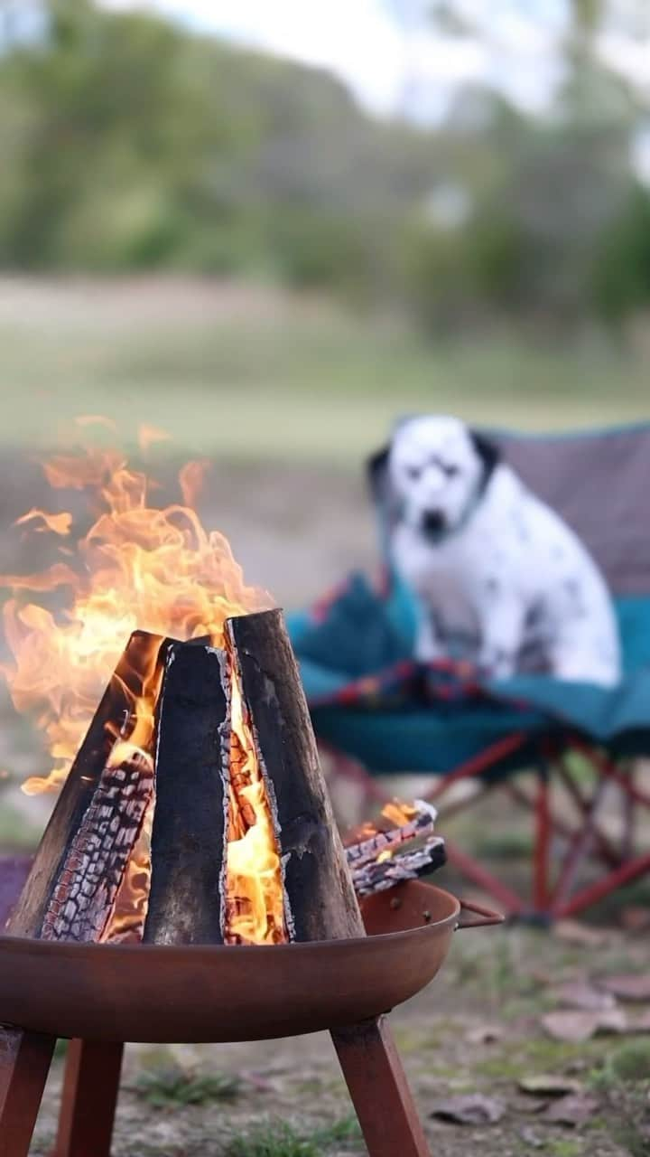 L.L.Beanのインスタグラム：「Let’s build a campfire with @mywildmeadows!  This “pyramid” campfire is an easy-to-build classic. Start with your tinder in the middle of your fire pit, then construct a pyramid of kindling around it. Finally, build a larger pyramid with your larger fuel logs over that. Light the tinder and sit back as the tinder lights the kindling, then the kindling lights the fuel logs. Always keep water nearby in case you need to douse your fire, and never leave a fire unattended.  For more tips, check out the link in our bio and tap this image. #BeanOutsider」