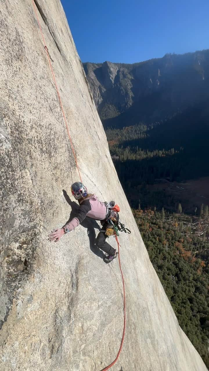 サッシャ・ディギーリアンのインスタグラム：「Working some cruxey slab pitches on El Cap in the sun ☀️ on a line I’m intrigued by. 🧗‍♀️   #climbing #yosemite」