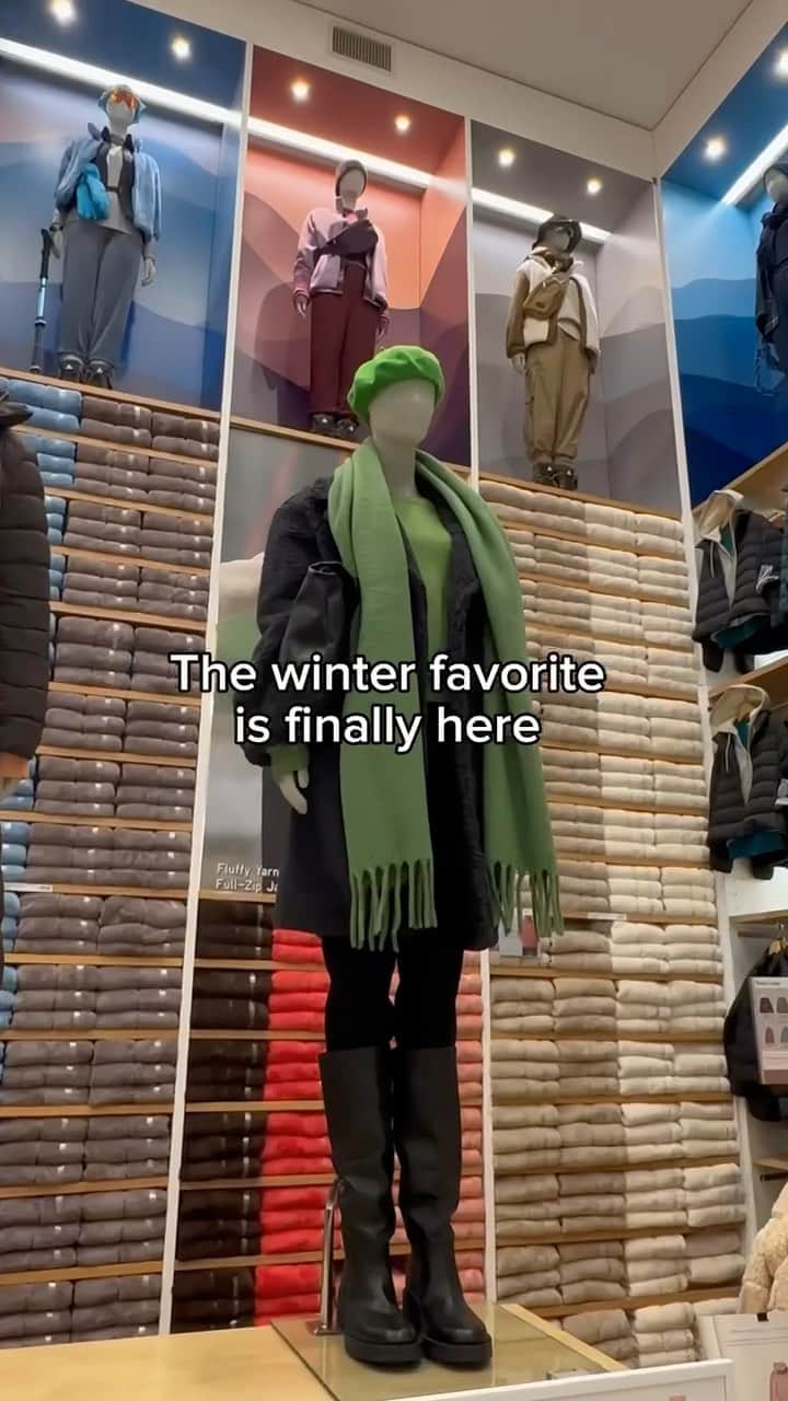 uniqlousaのインスタグラム：「Stay sleighing 😉 this holiday season when you gift our Chunky Scarves 🧣  Plus, tune in to our Live Station show today at 4 pm ET for more holiday gift ideas.   #Uniqlo #Uniqlousa #UniqloScarf」
