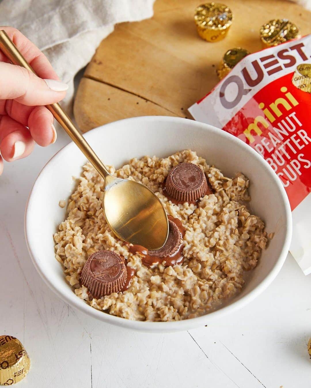 questnutritionのインスタグラム：「💡 Mix mini PB Cups into your hot oatmeal. You're welcome. 👌😋🥜🥣🤌 #onaquest #questnutrition #pbcups」