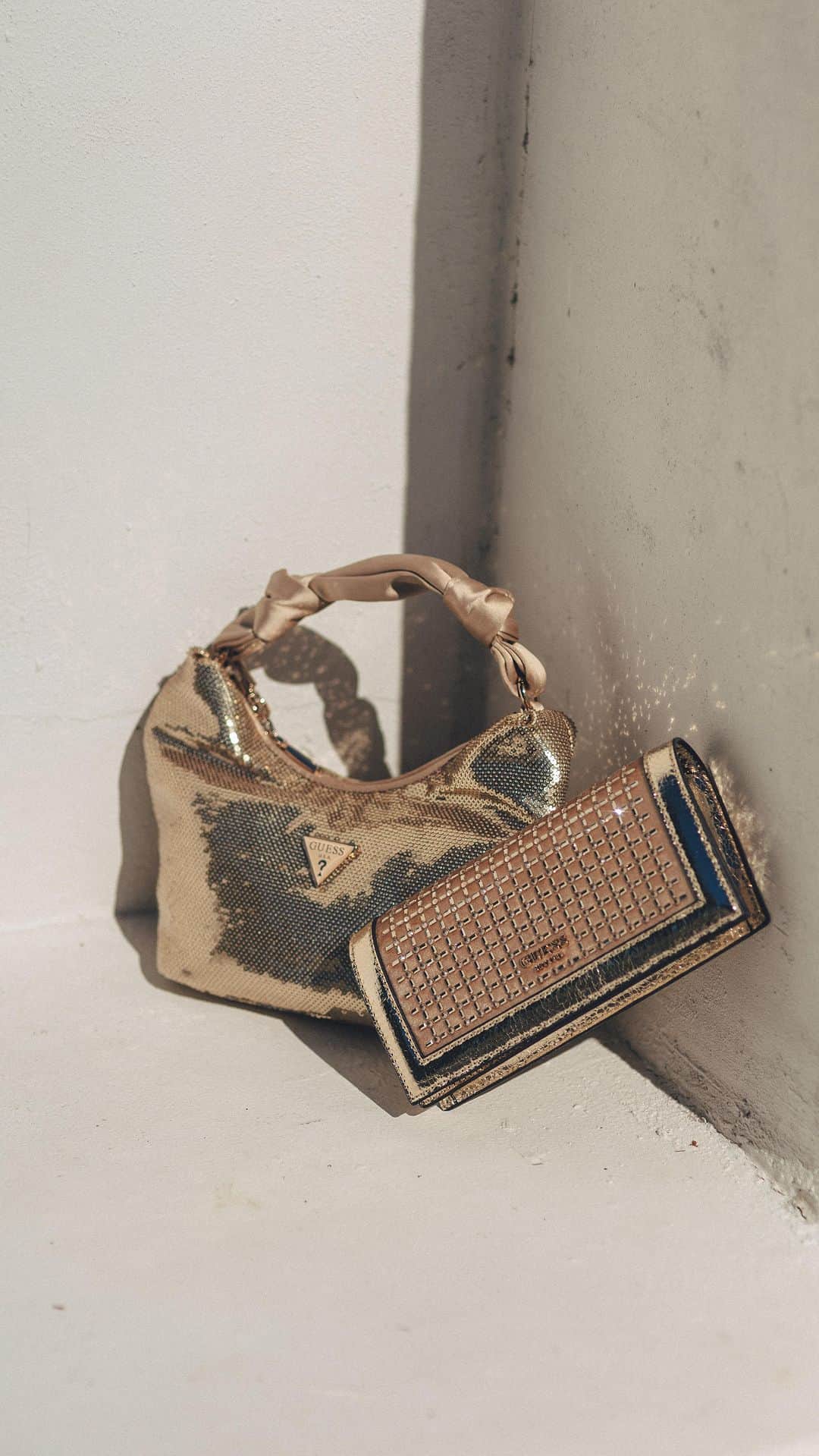 ゲスのインスタグラム：「Accessorize your holiday look with sparkling details. #GUESSHandbags」