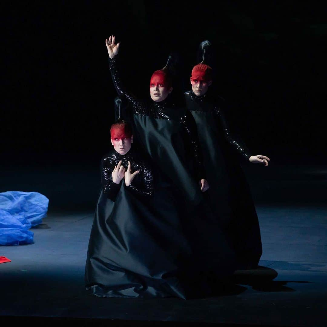 ステファンローランさんのインスタグラム写真 - (ステファンローランInstagram)「PREMIERING TONIGHT - THE MAGIC FLUTE AT THE THEATRE DES CHAMPS ELYSEES  Les Trois Dames - Die Zauberflöte   Costumes : Stéphane Rolland et Pierre Martinez Mise en Scène : Cédric Klapisch   Théatre des Champs Elysées  15 avenue Montaigne  #StephaneRolland #hautecouture」11月15日 1時47分 - stephanerolland_paris