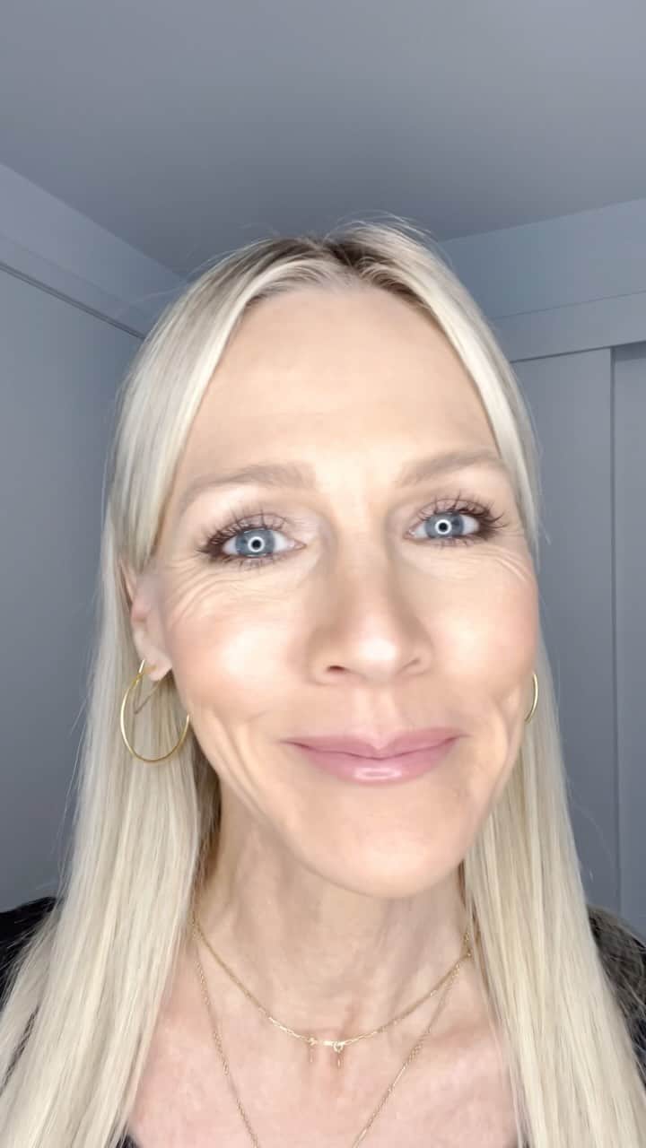 ジェニー・ガースのインスタグラム：「I ♥️ the Baked Starter Kit from Laura Geller Beauty and these are the 3 reasons why it’s my favorite kit:  ✅ The Baked Balance-n-Brighten Foundation is dermatologist-recommended!  It’s perfect for sensitive skin, feels weightless so it doesn’t settle into fine lines or wrinkles.   ✅ The Retractable Kabuki Brush = game-changer. It works with just about everything and allows me to create the coverage I want, and I love the high bristle count.   ✅ The Best of the Best Face Palette includes three eyeshadows, highlighter, blush, and a bronzer.   This kit is a must-have if you love a natural look and if you’re busy (like me!) and only have 10 minutes to get ready each day- 😂    Laura Geller has done it again - check it out on Laurageller.com!  #laurageller #lauragellerbeauty #jenniegarth #matureskin #makeupformatureskin #ad」