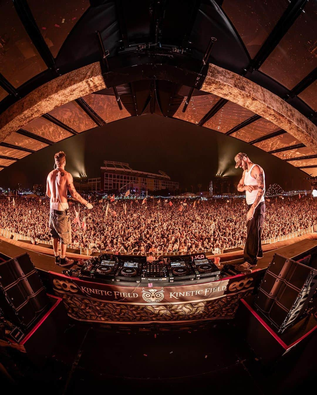 The Chainsmokersさんのインスタグラム写真 - (The ChainsmokersInstagram)「EDC set me free. Thanks for the florida energy yall. this year rivaled Vegas.. good work everyone.」11月15日 1時54分 - thechainsmokers