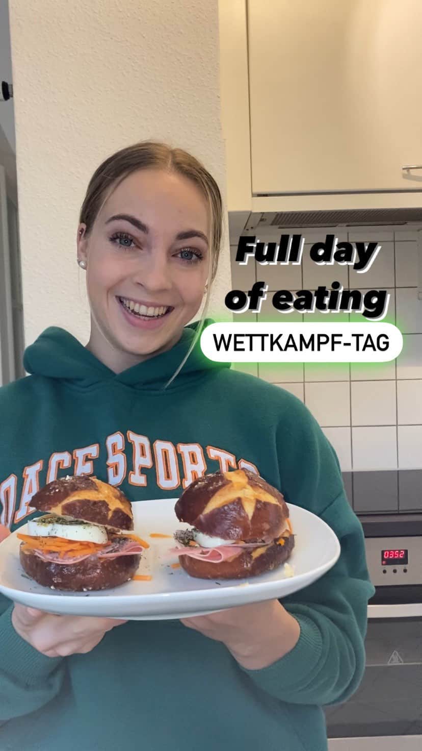 Carina Kröllのインスタグラム：「Wie können Menschen ein Ei mit ihrem Kopf aufschlagen?! Das tut ja übelst weh 😵‍💫🫠 . . . Mit Code „Carina“ spart ihr immer maximal bei More, Oace & Fit Jeans und könnt mich dadurch unterstützen 🤓danke! 🫶🏻 lanzeige* . Meine Supplements: Essentials, Mineral Complete, Curcu more, Creatin + Carnitin lanzeige . . . #fulldayofeating#fdoe#morenutrition#morenutritionrezepte#morenutritionchunkyflavour#gymnasticsvlog#gymnasticsfood#fooddiary#wasichaneinemtages#athletenutrition#gymnasticsnutrition#wettkampfvorbereitung#competitionprep#gymnast#gymnastics#gymnasticslife#gymnasticsnutrition#healthynutrition#roadtoparis2024」