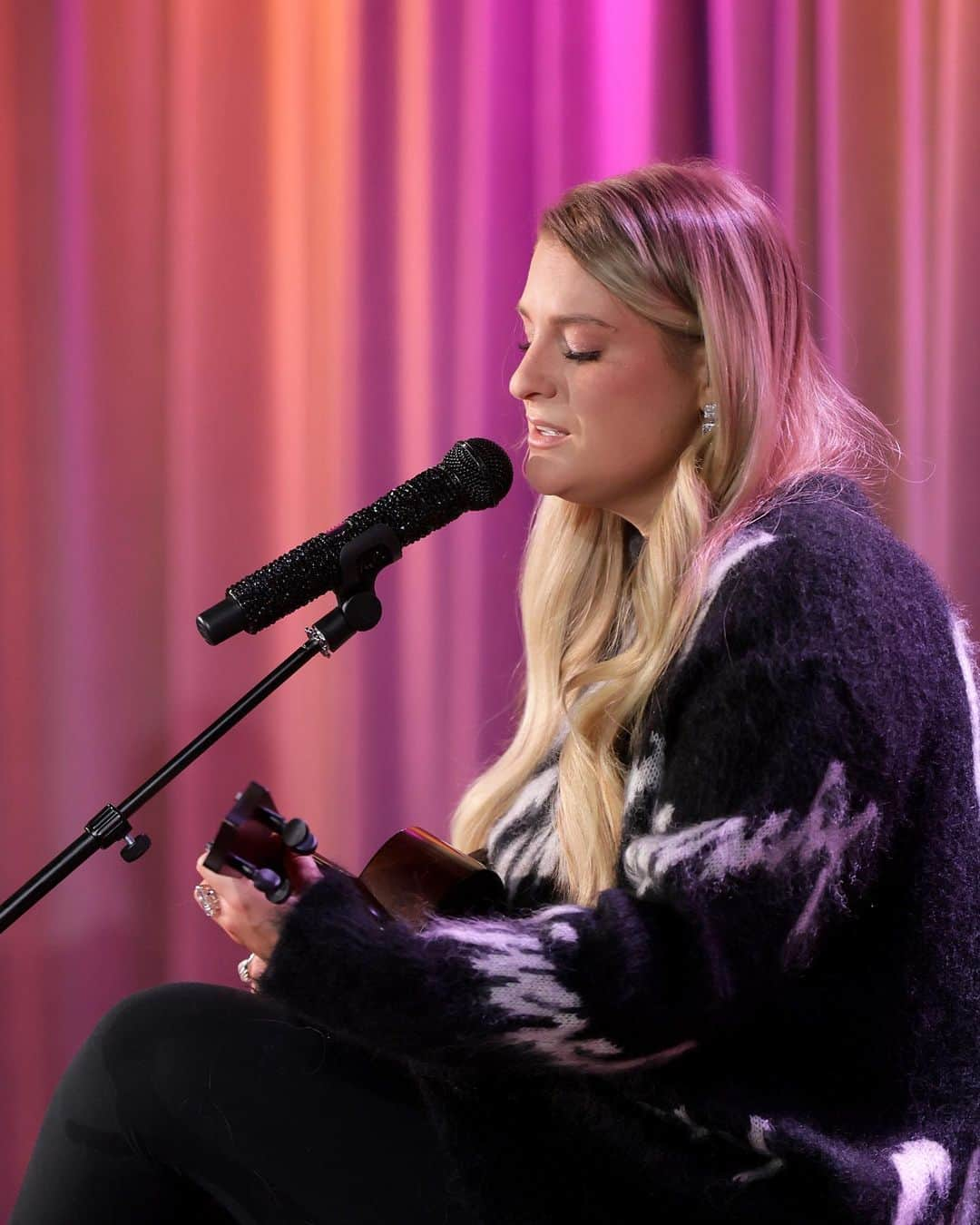 メーガン・トレイナーさんのインスタグラム写真 - (メーガン・トレイナーInstagram)「We're takin' it back to our night with #MeghanTrainor at the #GRAMMYMuseum! 🤩  Not only did the GRAMMY-winning artist discuss details about her latest music and new book 'Dear Future Mama' in a Q&A with @Billboard’s Tetris Kelly, but she also gave an unforgettable performance with special guest #ScottHoying!」11月15日 2時00分 - meghantrainor