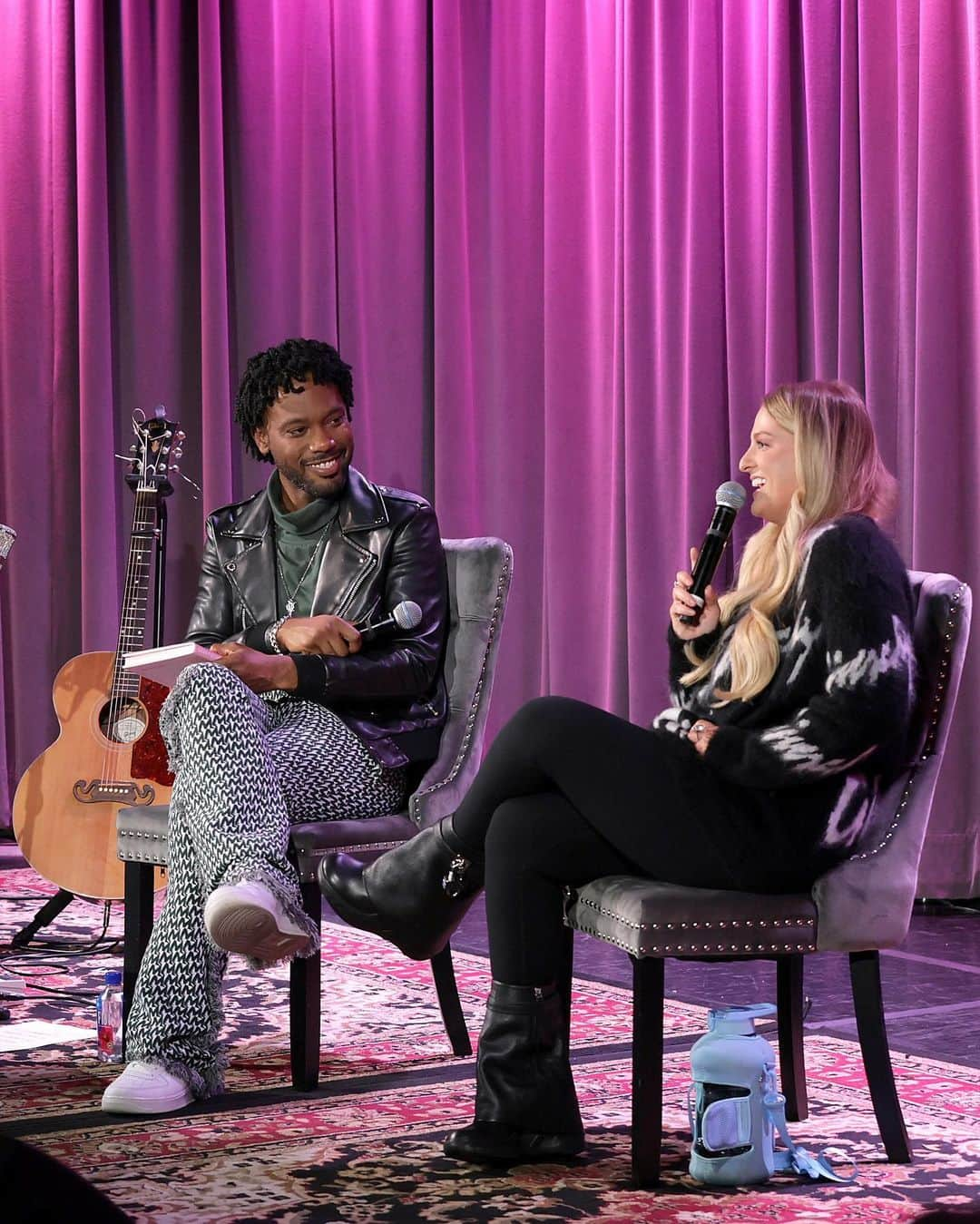 メーガン・トレイナーさんのインスタグラム写真 - (メーガン・トレイナーInstagram)「We're takin' it back to our night with #MeghanTrainor at the #GRAMMYMuseum! 🤩  Not only did the GRAMMY-winning artist discuss details about her latest music and new book 'Dear Future Mama' in a Q&A with @Billboard’s Tetris Kelly, but she also gave an unforgettable performance with special guest #ScottHoying!」11月15日 2時00分 - meghantrainor