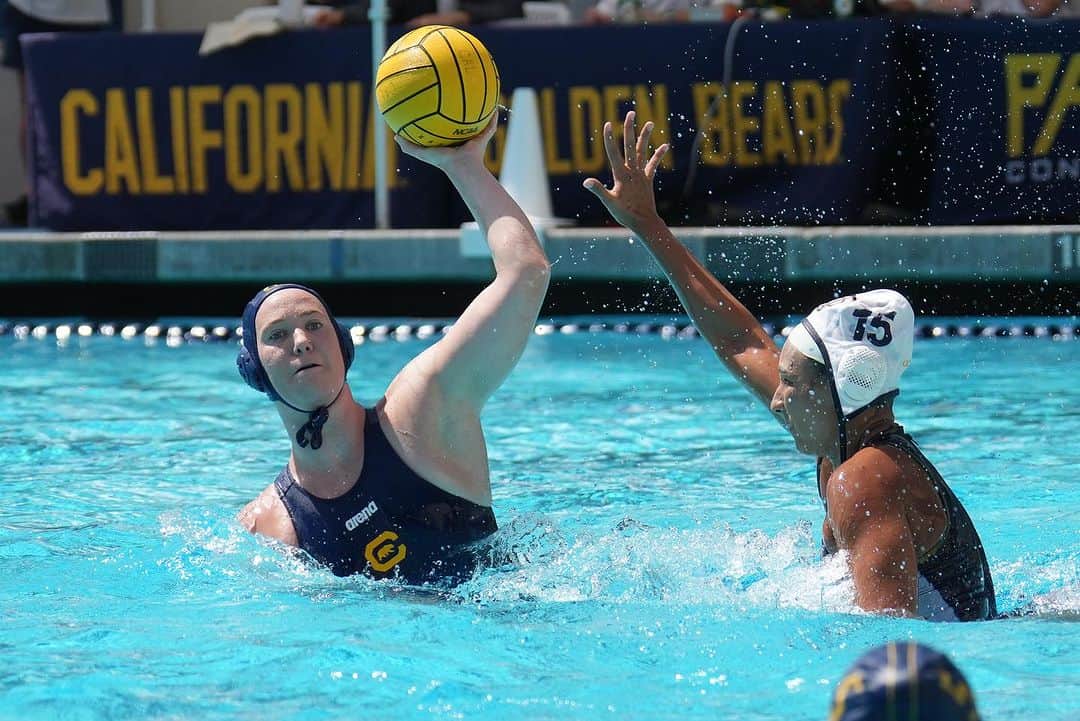 arenausaさんのインスタグラム写真 - (arenausaInstagram)「🤽🏻‍♀️💪 Bears making history as the FIRST EVER #arenateamtuesday feature - water polo edition @calwwpolo」11月15日 2時00分 - arenausa