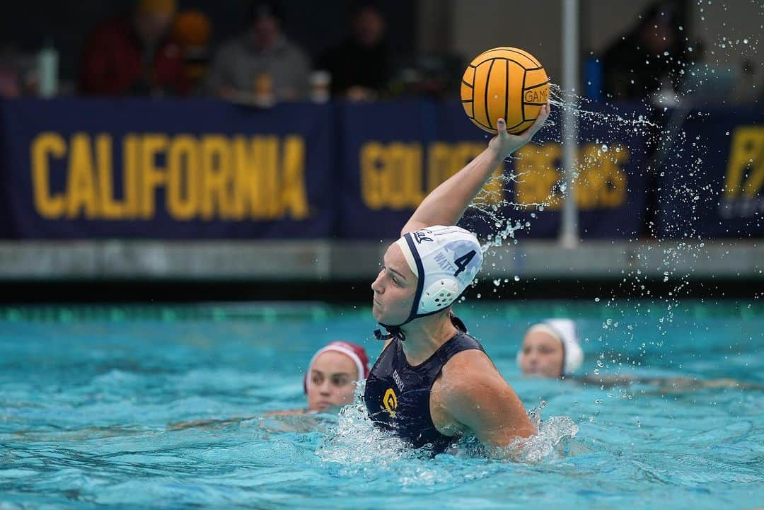 arenausaさんのインスタグラム写真 - (arenausaInstagram)「🤽🏻‍♀️💪 Bears making history as the FIRST EVER #arenateamtuesday feature - water polo edition @calwwpolo」11月15日 2時00分 - arenausa