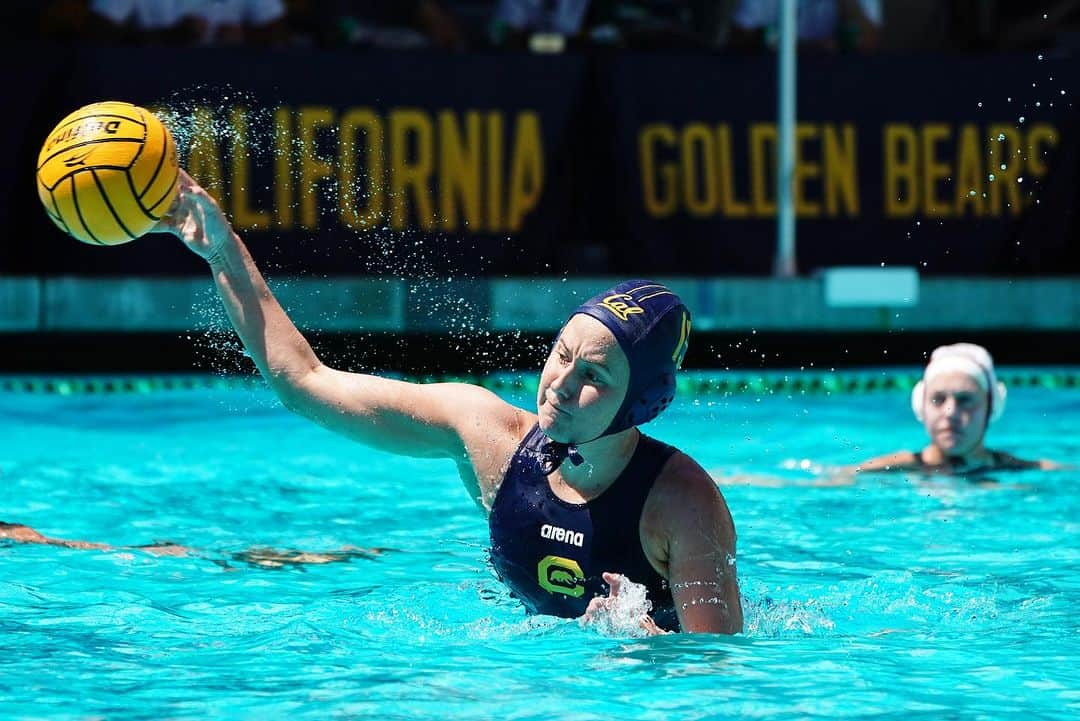 arenausaさんのインスタグラム写真 - (arenausaInstagram)「🤽🏻‍♀️💪 Bears making history as the FIRST EVER #arenateamtuesday feature - water polo edition @calwwpolo」11月15日 2時00分 - arenausa