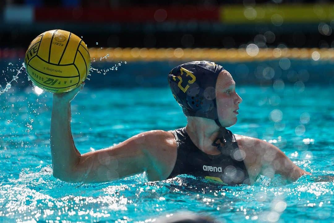 arenausaさんのインスタグラム写真 - (arenausaInstagram)「🤽🏻‍♀️💪 Bears making history as the FIRST EVER #arenateamtuesday feature - water polo edition @calwwpolo」11月15日 2時00分 - arenausa