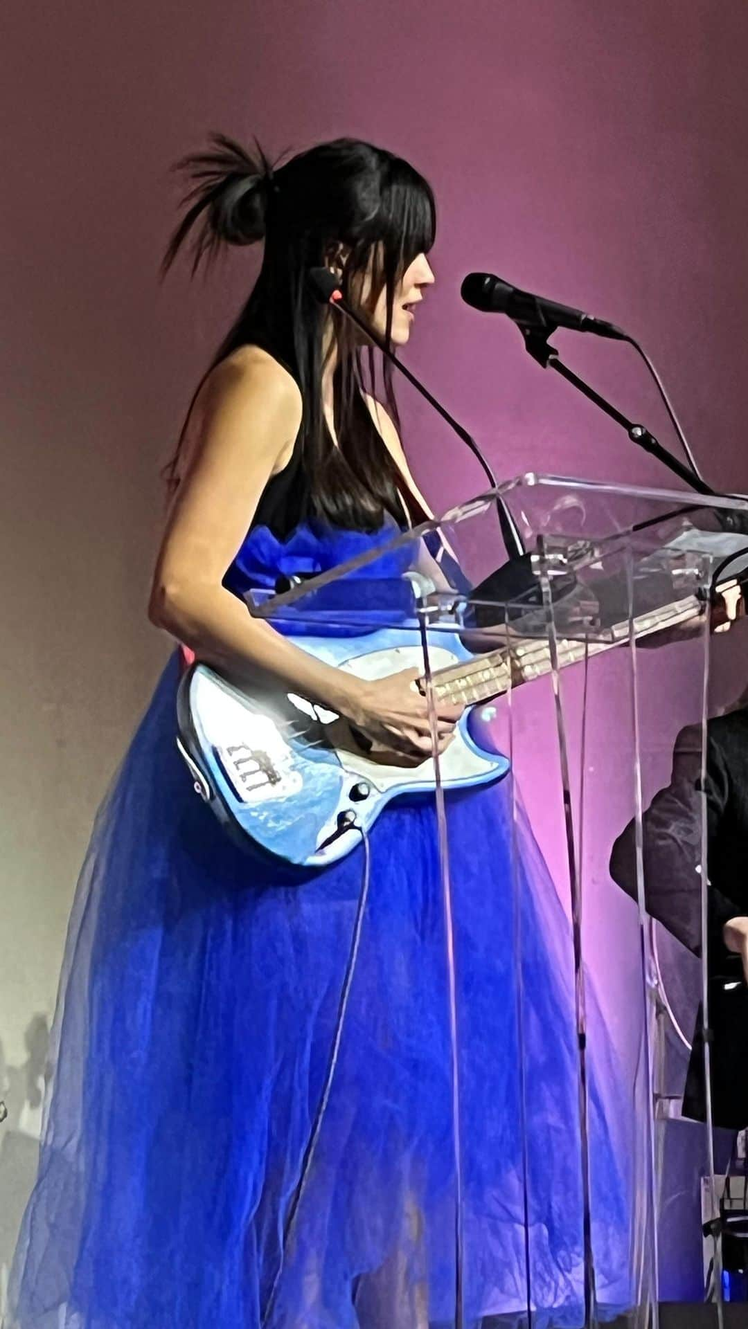 プリシラ・アーンのインスタグラム：「This was fun. 😁 Performing at a beautiful @activeculturesla event honoring artist @gkstudio in a puffy blue dress while chowing down on a scrumptious menu crafted by 2 chefs I ADORE @mignardisesla and @sookbyminapark.  Meeting THE @ronfinleyhq before the end of the night was the cherry on top!  All of these people are creating magic and beautiful light in the world. 🙌🏽」