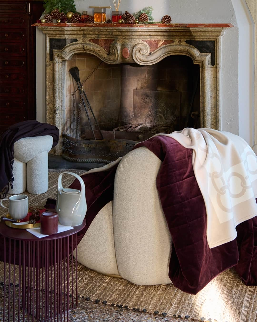 フレッテのインスタグラム：「Pair warm neutrals and deep Plum to create a cosy and inviting holiday home.⁠ ⁠ #Frette #MomentsOfDreaming」