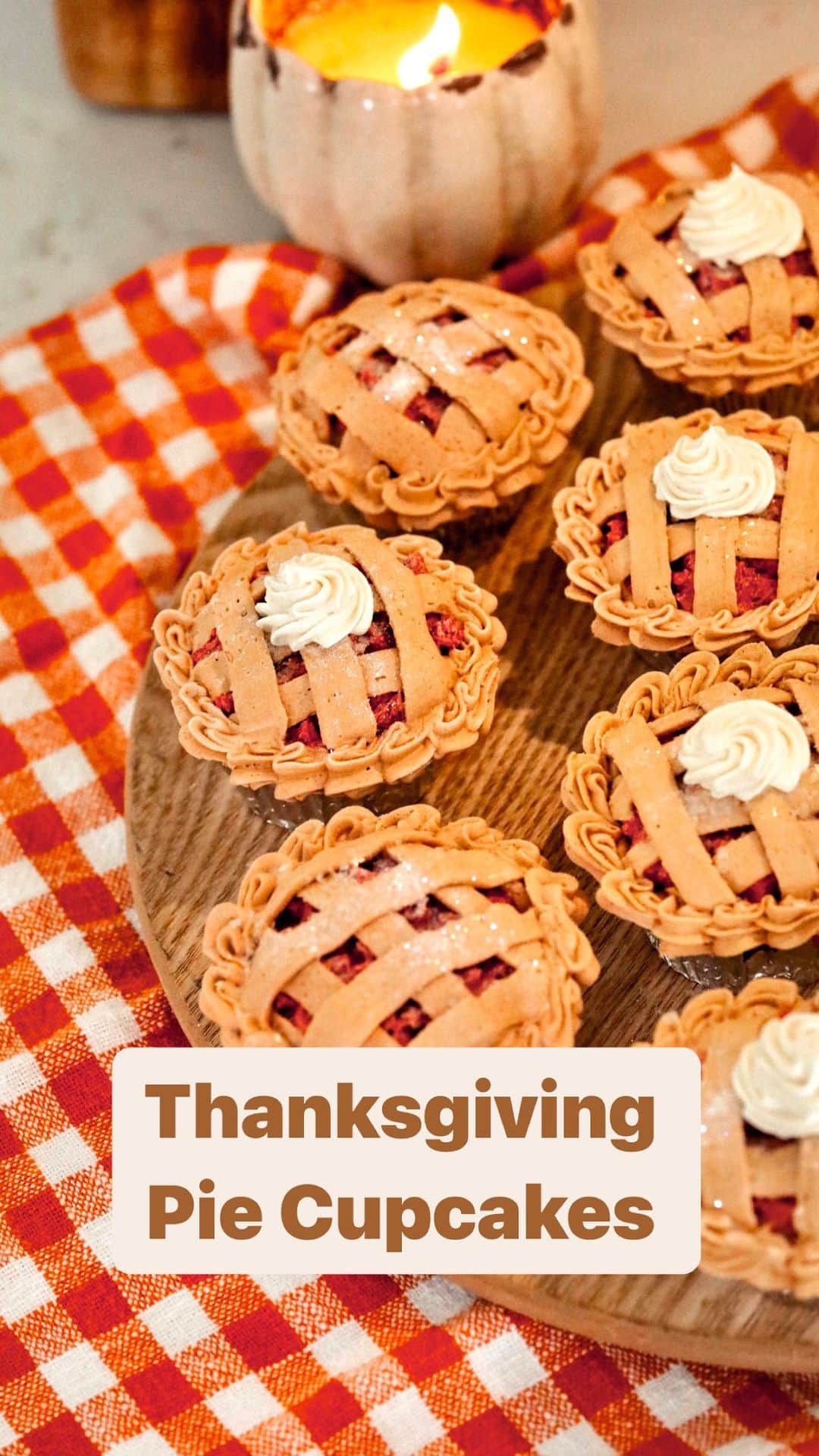 ティファニー・トートのインスタグラム：「I was looking forward to Christmas so much this year that I almost skipped Thanksgiving😂 I baked these adorable mini pie cupcakes to make up for it 🧁🥧 including some pumpkin pie ones which I haven’t even finished😅 Tell me, do you prefer apple or pumpkin pie??? or just cupcakes?? 😋」