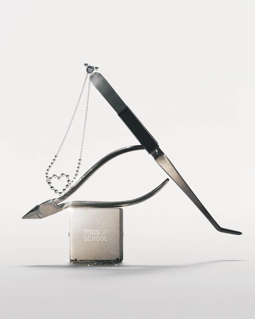 トウスのインスタグラム：「TOUS School has expanded its horizons, taking jewelry knowledge to more and more corners of the world. This project passes the value of restoration and our sustainability commitment on to the future generations, giving a second life to our jewels and betting on young talent.   #TOUSSchool #BehindTheKnowledge」