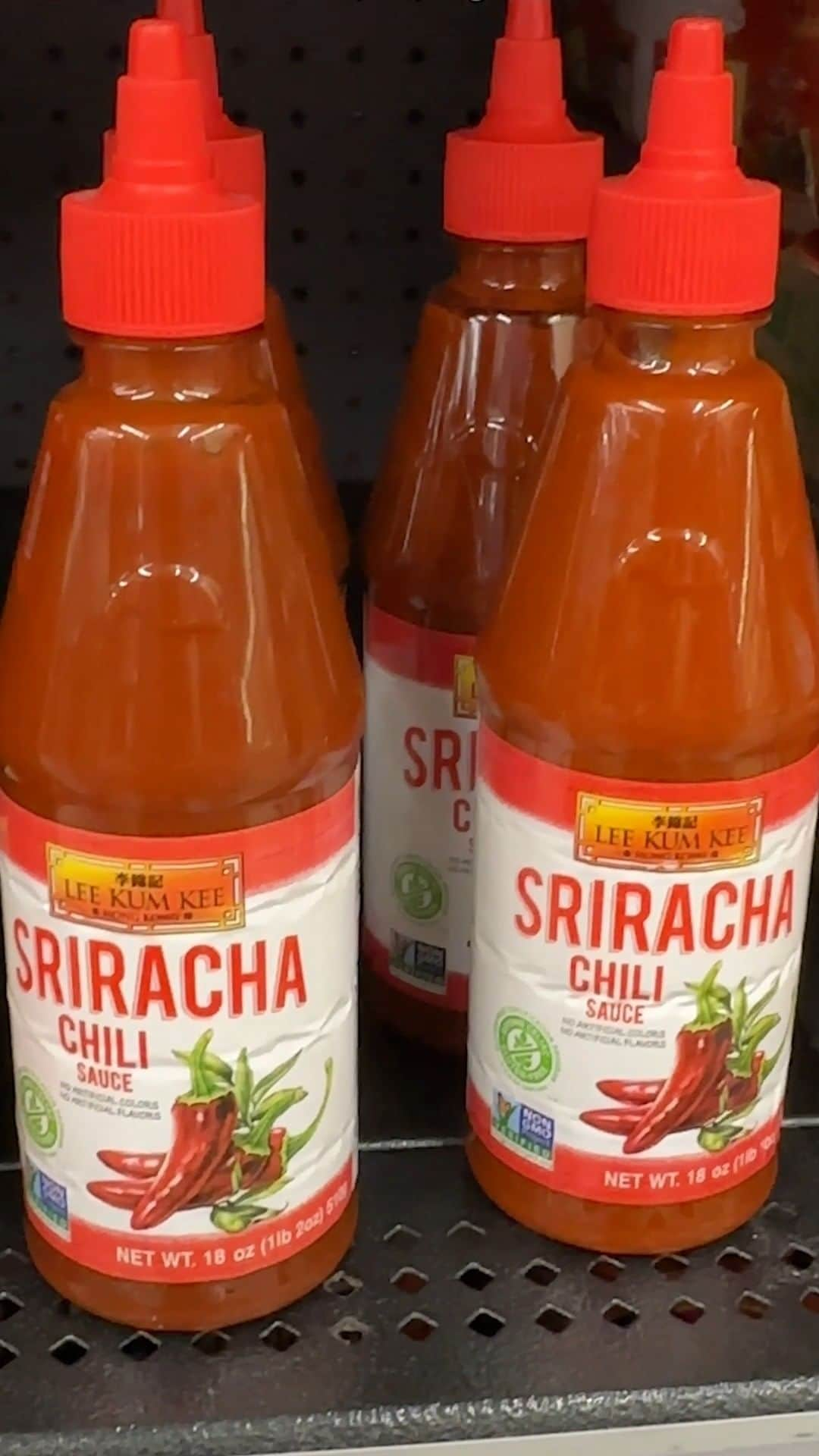 Lee Kum Kee USA（李錦記）のインスタグラム：「@walmart shoppers, get ready for the spiciest grocery haul ever!   Lee Kum Kee Sriracha Chili Sauce is available at Walmart to bring the heat to all your favorite meals.  #leekumkee #leekumkeeusa #srirachachili #sriracha #walmart #walmartfinds #walmarthaul #spicyfood」