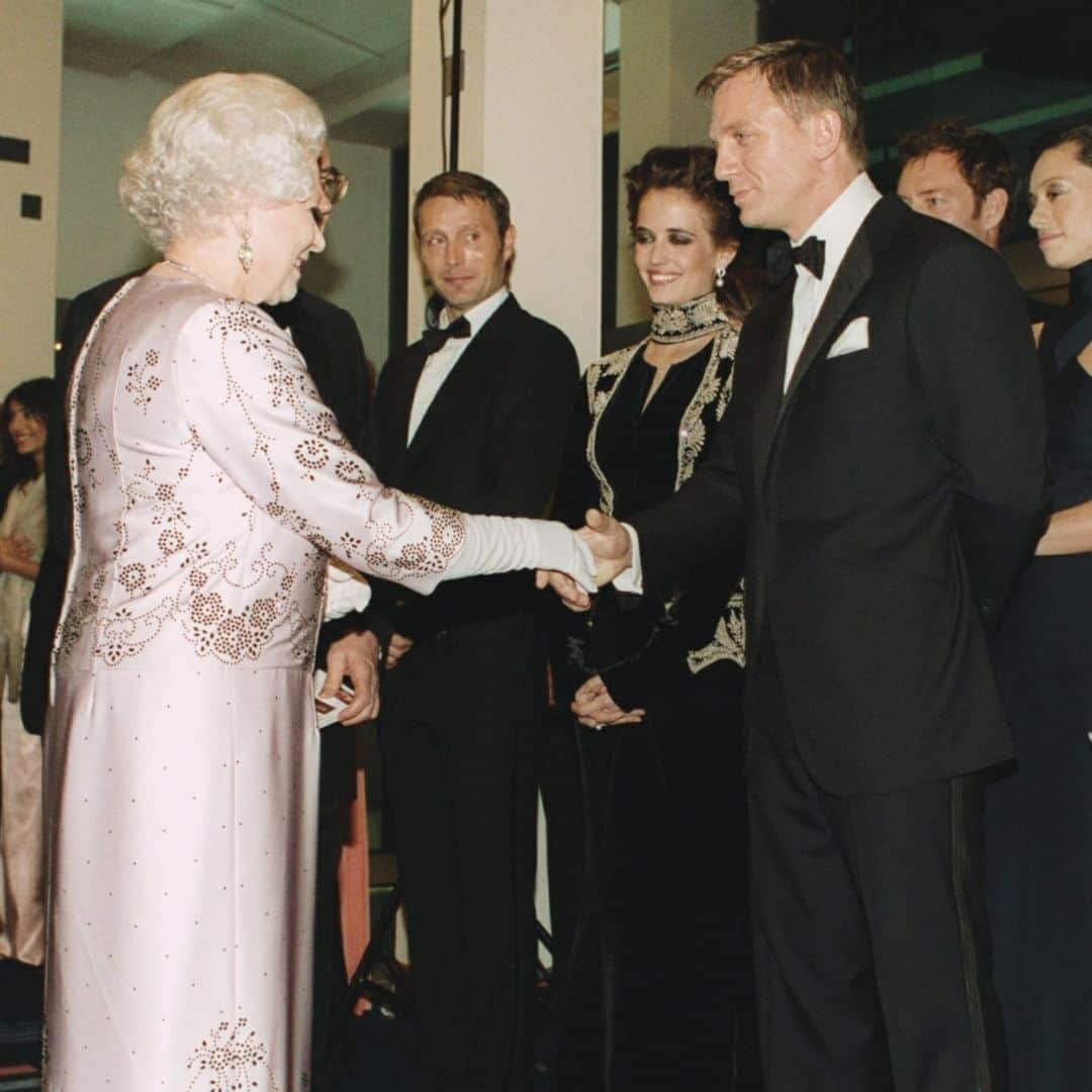 James Bond 007のインスタグラム：「Daniel Craig, Eva Green and Mads Mikkelsen meet the late Queen Elizabeth II at the CASINO ROYALE premiere on this day in 2006.」
