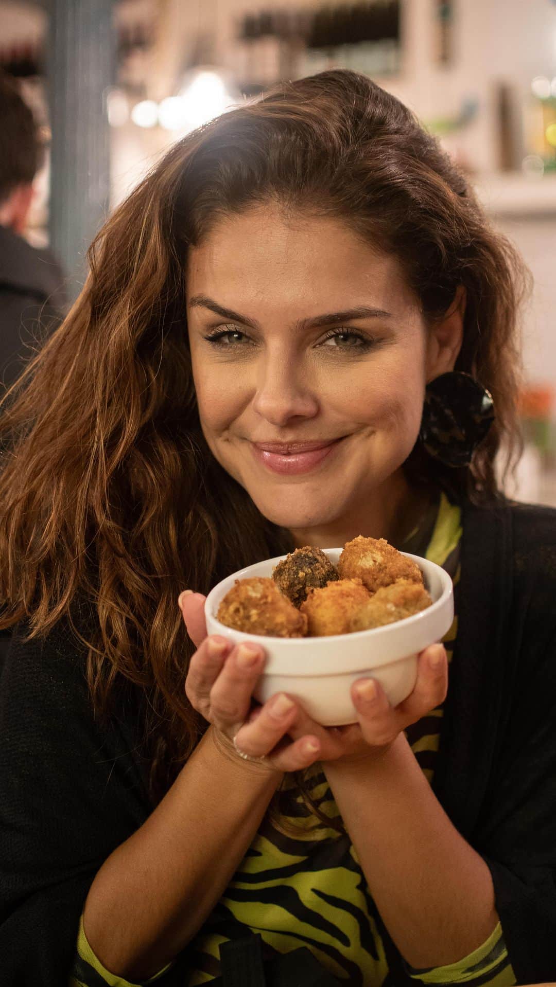 パロマ・バーナーディのインスタグラム：「CONHECENDO A ESPANHA PELO PALADAR │ A atriz Paloma Bernardi (@palomabernardi) que está em Madrid, na Espanha, nos mostra todos os detalhes e curiosidades de um “tour de tapas”. O nome é curioso, mas é como são chamados os aperitivos no país. Vem com a gente nessa tour pelas tabernas espanholas. ✨🇪🇸  @comunicalumar @carolinepetelinfotografia @umcasaldeamigosmeu #PalomaBernardi #tapasespanholas #Madrid」