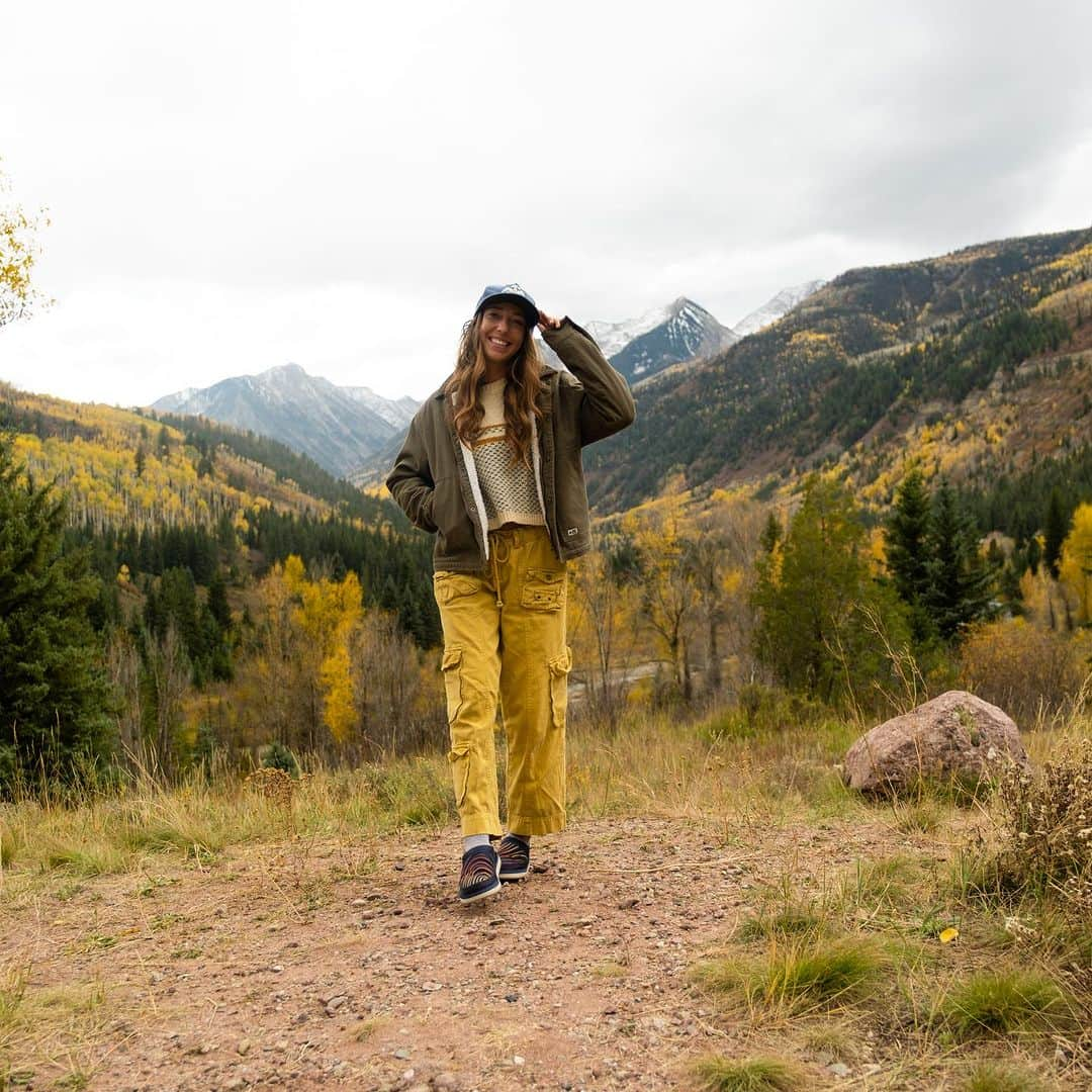 サヌークのインスタグラム：「Fall foliage is our favorite color. 🍂🍁🤎   Exploring nature and fallin' for fall with @shyonthefly + the @protectourwinters x @sanuk Puffy Chiller Lows!」