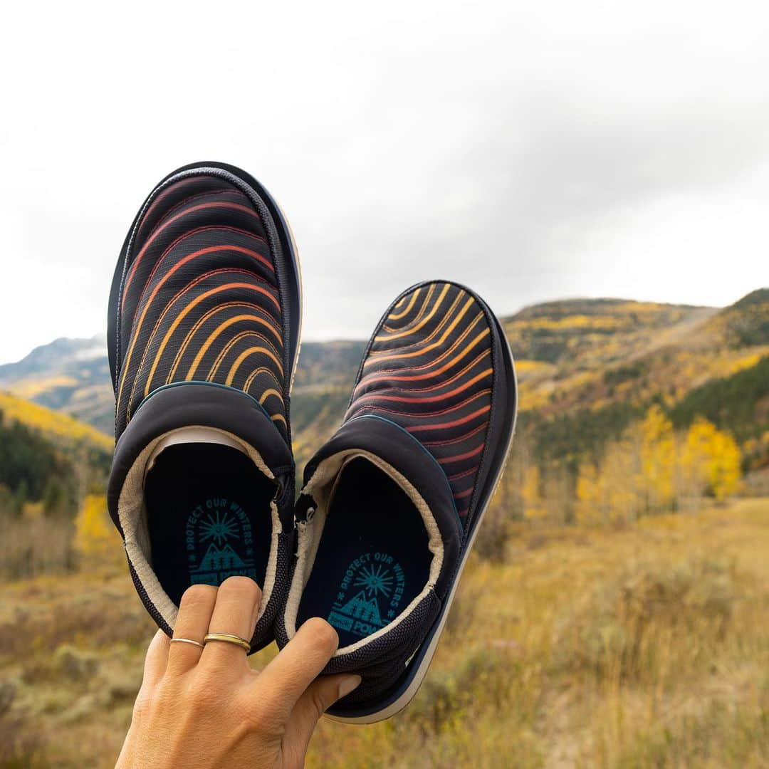 サヌークさんのインスタグラム写真 - (サヌークInstagram)「Fall foliage is our favorite color. 🍂🍁🤎   Exploring nature and fallin' for fall with @shyonthefly + the @protectourwinters x @sanuk Puffy Chiller Lows!」11月15日 2時10分 - sanuk