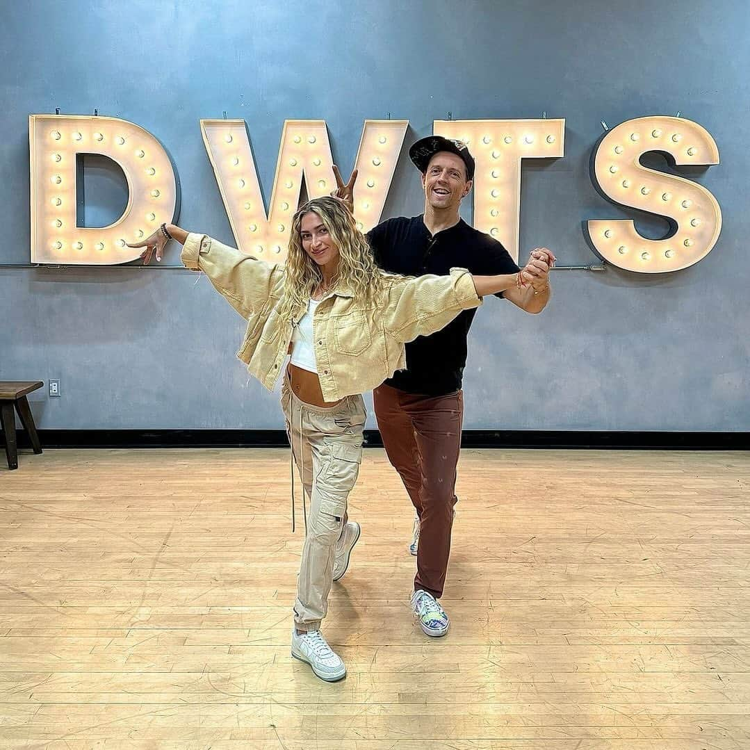 ジェイソン・ムラーズのインスタグラム：「Don't miss #WhitneyHoustonNight on #DWTS tonight at 8/7c on @abcnetwork & @disneyplus – and please don’t forget to V🪩TE for my friend BARRY!   Voting opens at 5pm PT / 7pm CT / 8pm ET (during the East Coast air time of the show only!) and closes after the last competitive performance of the night.  HOW TO VOTE: 🪩 Text BARRY to 21523 (10x) ✨ AND ✨ 🪩 Vote Online at https://dwtsvote.abc.com (10x – link in bio)」