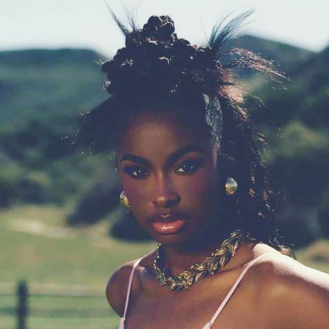 のインスタグラム：「@ericksonbeamon necklace in @blancmagazine Whether her legion of talents are new to you or not, you won’t forget Coco Jones after you’ve heard her sing. She’s been belting out tunes since she learned to talk and landed her first gig singing at a graduation by age six. Born in Columbia, South Carolina, Coco grew up with four siblings in rural Tennessee where she had a lot of opportunity to explore her surroundings and be imaginative. And as the daughter of a session vocalist and former NFL player, it’s no surprise that Jones isn’t afraid to get up in front of a crowd and let her powerful vocals, infectious confidence, and instantly relatable comedic charm speak for themselves.  Cover star and Grammy nominated artist @cocojones for What A Wonderful World Issue 18.   Photography @kanyaiwana Fashion Editor @shandilatee Hair @fesa_n Makeup @shanicenjones Set Design @dreamsofwabisabi Production @christinaaalba」