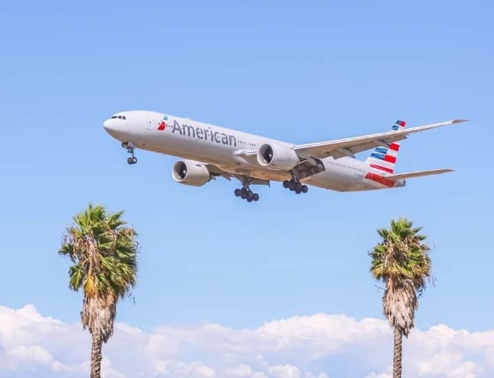 アメリカン航空のインスタグラム：「Soaring in the Golden State. ☀️ Can you guess where we are today? 👀 ✈️   📸: @aviate_ty」