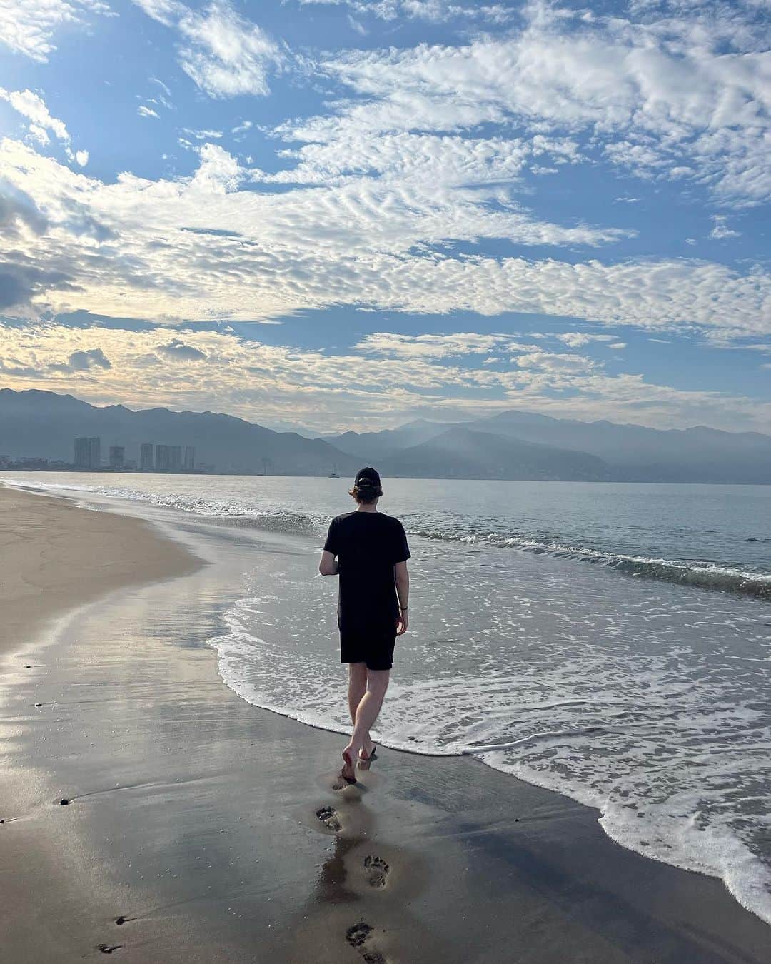 アンディー・トレスさんのインスタグラム写真 - (アンディー・トレスInstagram)「Morning beach walks are my favorite way to start the day 🦀 #puertovallarta #beach #mexico #playa」11月15日 2時13分 - stylescrapbook