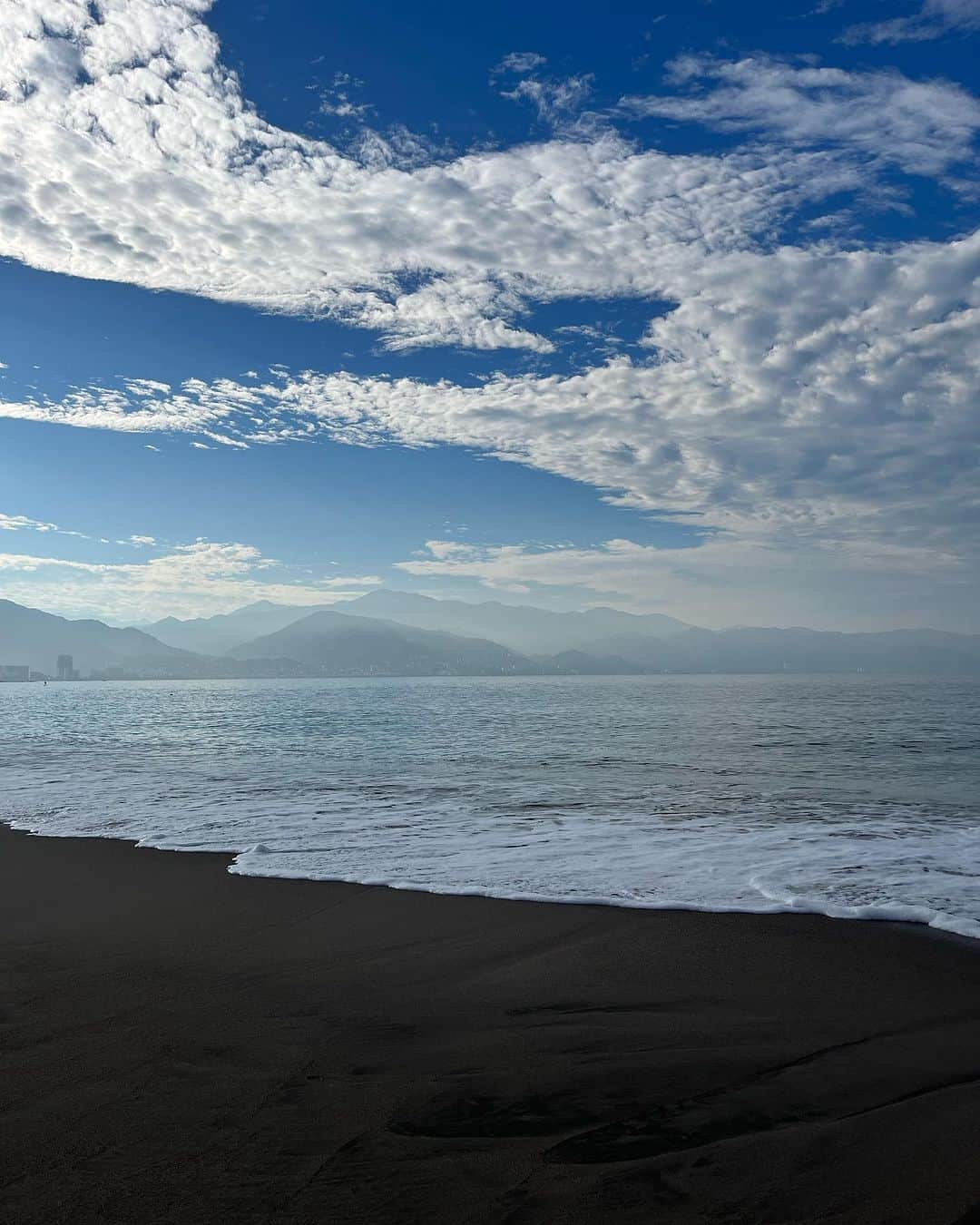 アンディー・トレスさんのインスタグラム写真 - (アンディー・トレスInstagram)「Morning beach walks are my favorite way to start the day 🦀 #puertovallarta #beach #mexico #playa」11月15日 2時13分 - stylescrapbook