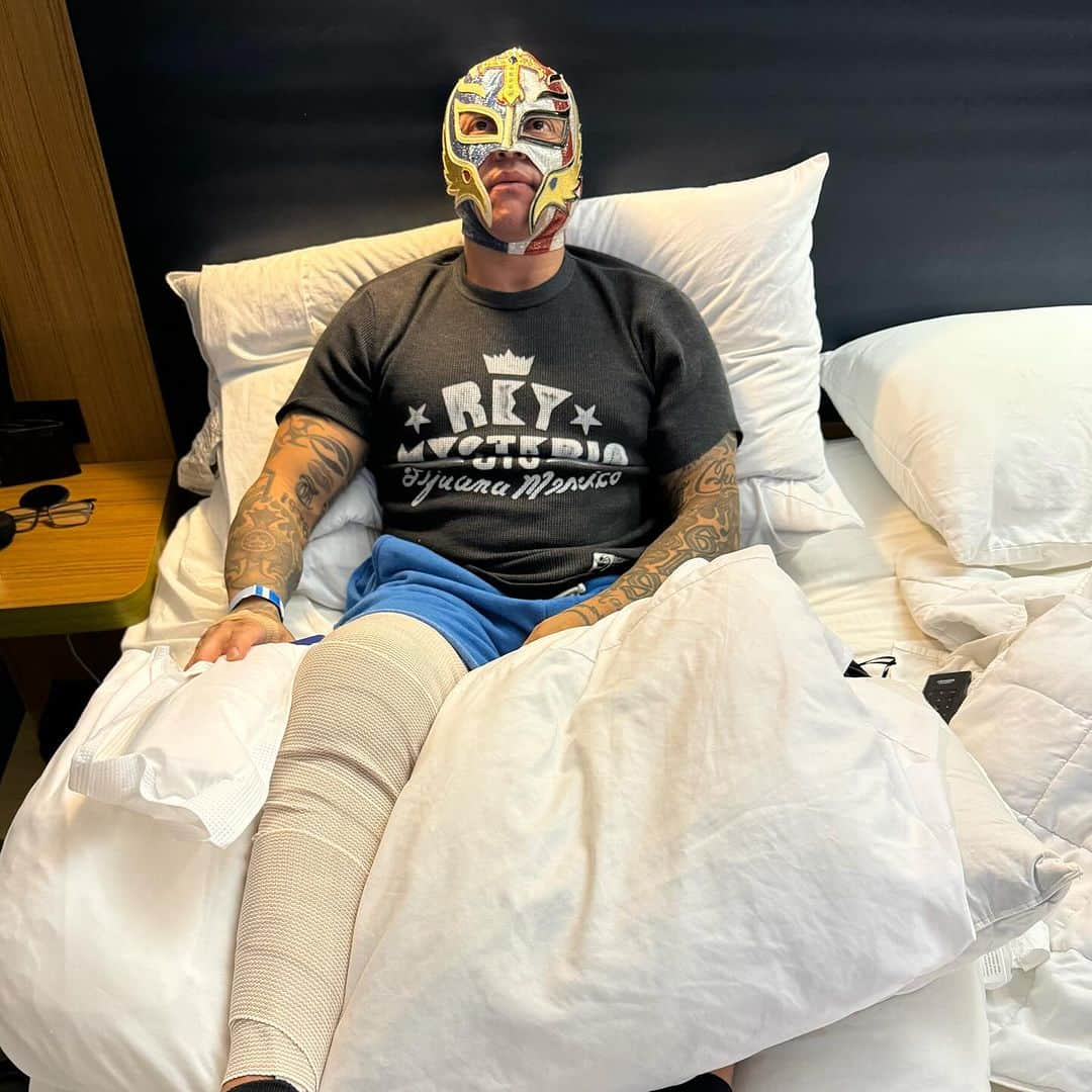 レイ・ミステリオ・ジュニアのインスタグラム：「Knee surgery was successful with @dugasmd1 @andrews_sports_medicine 🙏🏼🫶🏼  Now payback on @escobarwwe is on the horizon!  Pagarás por el daño hecho  #Santos @escobarwwe」