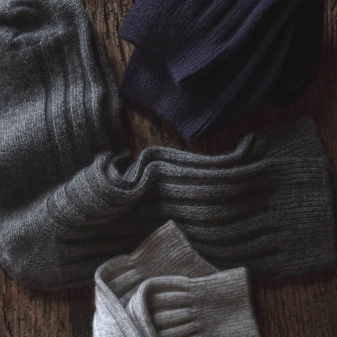 Johnstonsのインスタグラム：「The countdown begins. From stocking fillers to indulgent investment pieces, our carefully curated Christmas Gifting Edit features options they’ll cherish in years to come.⁣ ⁣ ⁣ ⁣ ⁣ ⁣ ⁣ ⁣ ⁣ ⁣ #JohnstonsOfElgin #Christmas #ChristmasGifting #GiftGuide #Cashmere #AW23 #SustainableFibreAlliance」