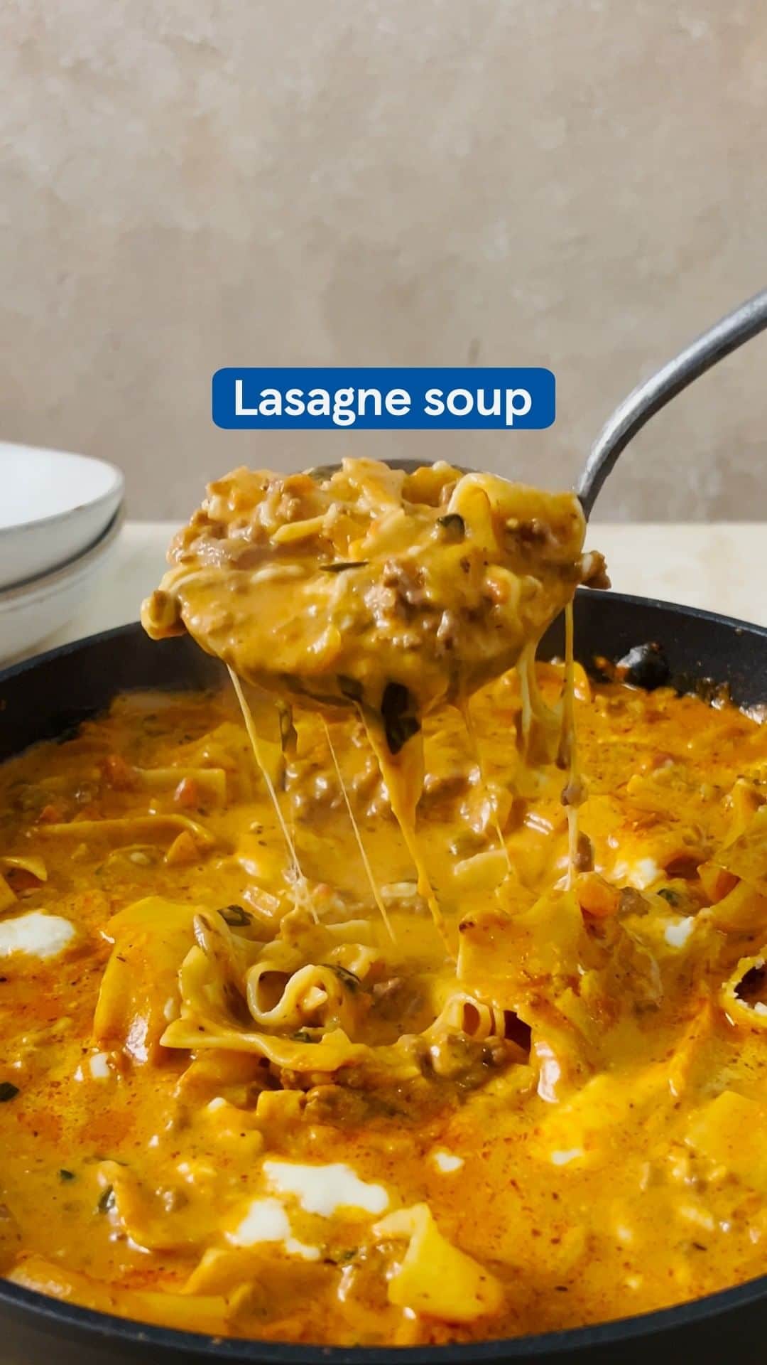 Tesco Food Officialのインスタグラム：「Italians, look away now. This may not be a traditional lasagne, but it tastes bellissimo! Find the recipe below for the ‘cheats’ lasagne soup that’s super simple to make.   Serves 4 Takes 50 mins  1 tbsp olive oil 1 onion, finely chopped 1 carrot, finely chopped 1 celery stick, finely chopped 3 large garlic cloves, crushed 500g 15% fat beef mince 3 tbsp tomato purée 2 x 400g tins chopped tomatoes 300ml beef stock 1 tbsp dried mixed herbs 1 tbsp Worcestershire sauce 9 dried lasagne sheets, snapped into pieces 100ml double cream 30g Parmesan, finely grated 75g mozzarella, grated ½ bunch fresh basil, leaves roughly chopped   1. In a large pan, heat the olive oil over a low heat. Fry the onion, carrot, celery and garlic for 5 mins, or until softened. Add the mince and fry on a medium heat until golden. Stir in the tomato purée, chopped tomatoes and stock. Add in the mixed herbs and Worcestershire sauce and simmer for 15 mins. Season with salt and pepper. 2. Stir in the snapped lasagne sheets and cook for 10-12 minutes until the lasagne sheets are al dente. You might need to add a splash more water to loosen the sauce/help cook the pasta. 3. Stir in the double cream, Parmesan, mozzarella and the basil leaves. Serve in bowls with a good grinding of black pepper.」