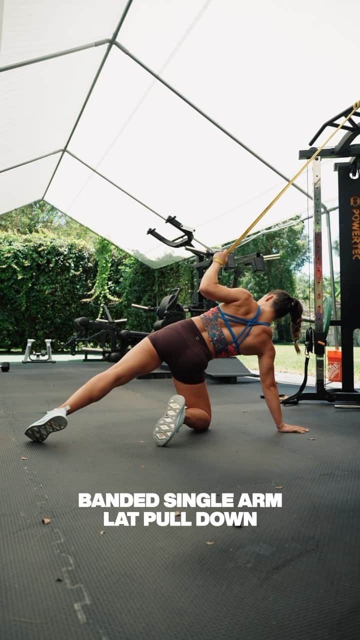 Camille Leblanc-Bazinetのインスタグラム：「Get better at pulling with this finisher  ✅Back day Finisher  4 sets 15 forward single arm banded pull 15 backward single arm banded pull Rest 30-60 sec between set  Note: for the forward pull bring you elbow to your hip bone towards the front of your body. For the backward pull execute them just like in this video.  Focus on letting your arm stretch overhead before using your lat muscle to pull the band leading the movement with the elbow coming down.   To grow the muscle you have to feel it work, get it to burn and get a good pump  Ferocefitness.com blending aesthetic and performance」