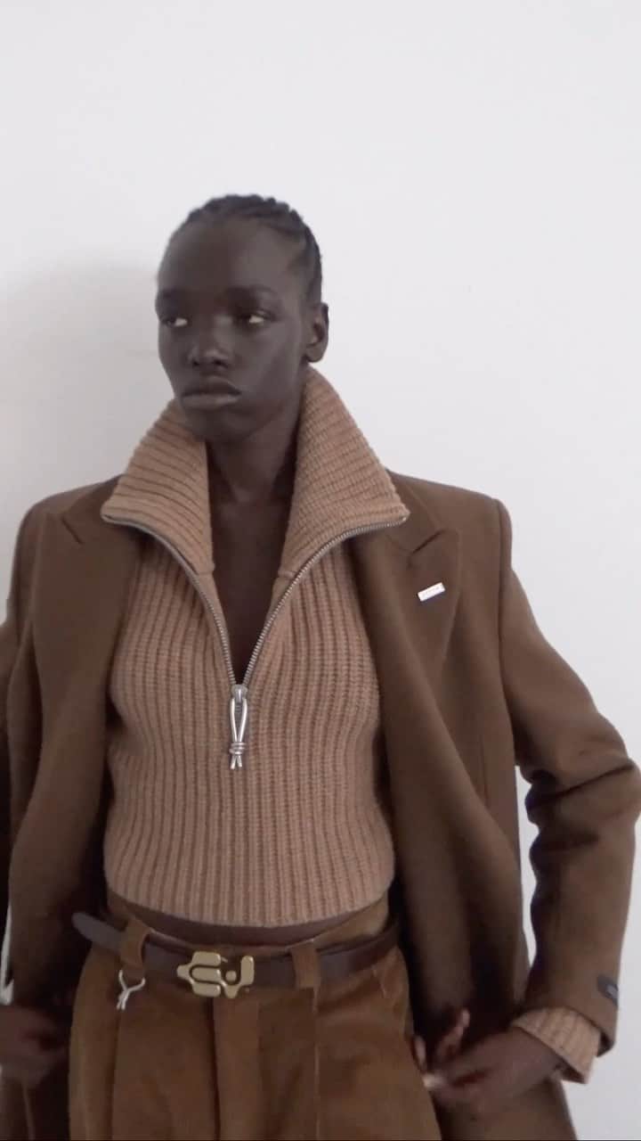 エイティーズのインスタグラム：「Nyajouk in the Pecan brown Genesis coat.」