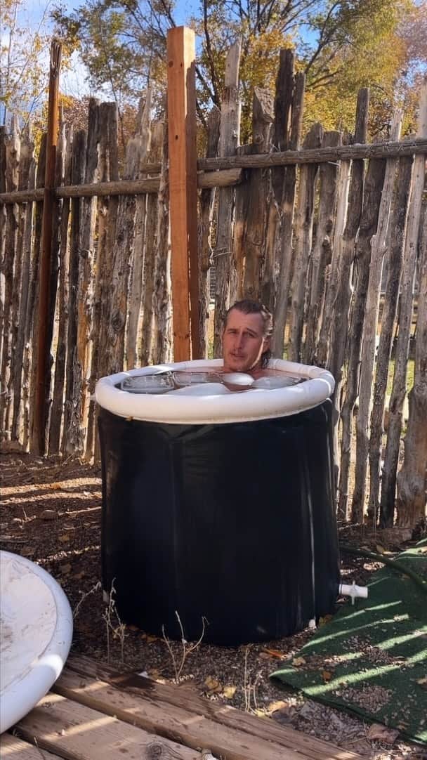 ブレンダン・フェアのインスタグラム：「#ColdTubConfessions Episode 21」