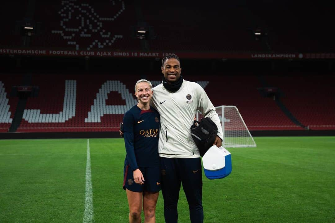 ジャッキー・グローネンのインスタグラム：「So ready! What a stadium, what a game ❤️💙」