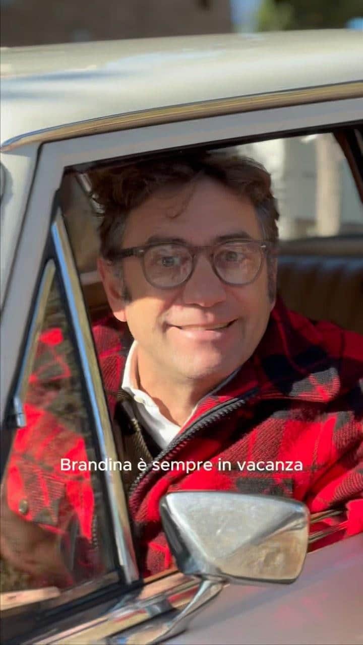 ブランディーナのインスタグラム：「Assapora la vacanza con l’arrivo dell’Happy Brandina to You! Sabato 18 novembre, nelle botteghe Brandina, tutto al 50%. Perché per noi, con Brandina, è sempre vacanza. ✨👜🏖️  #Brandina #BrandinaTheOriginals #BrandinaLovers #HappyBrandinaToYou #HBTU23」