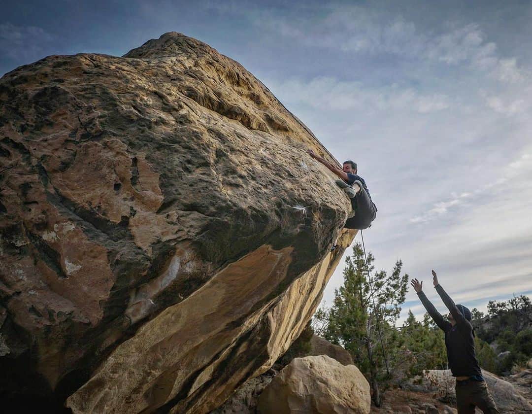 ポール・ロビンソンのインスタグラム：「Sick newish one in Joe’s, “booster shot,” V11/12 from last week. Sadly I destroyed my tip on day 2 of my trip but that also allowed me to sample a lot more rock than I would have had I just peojected in thing the whole time. This one was awesome 🤩  video still: @ruankotze01 vid coming soon. #bouldering 🍩」