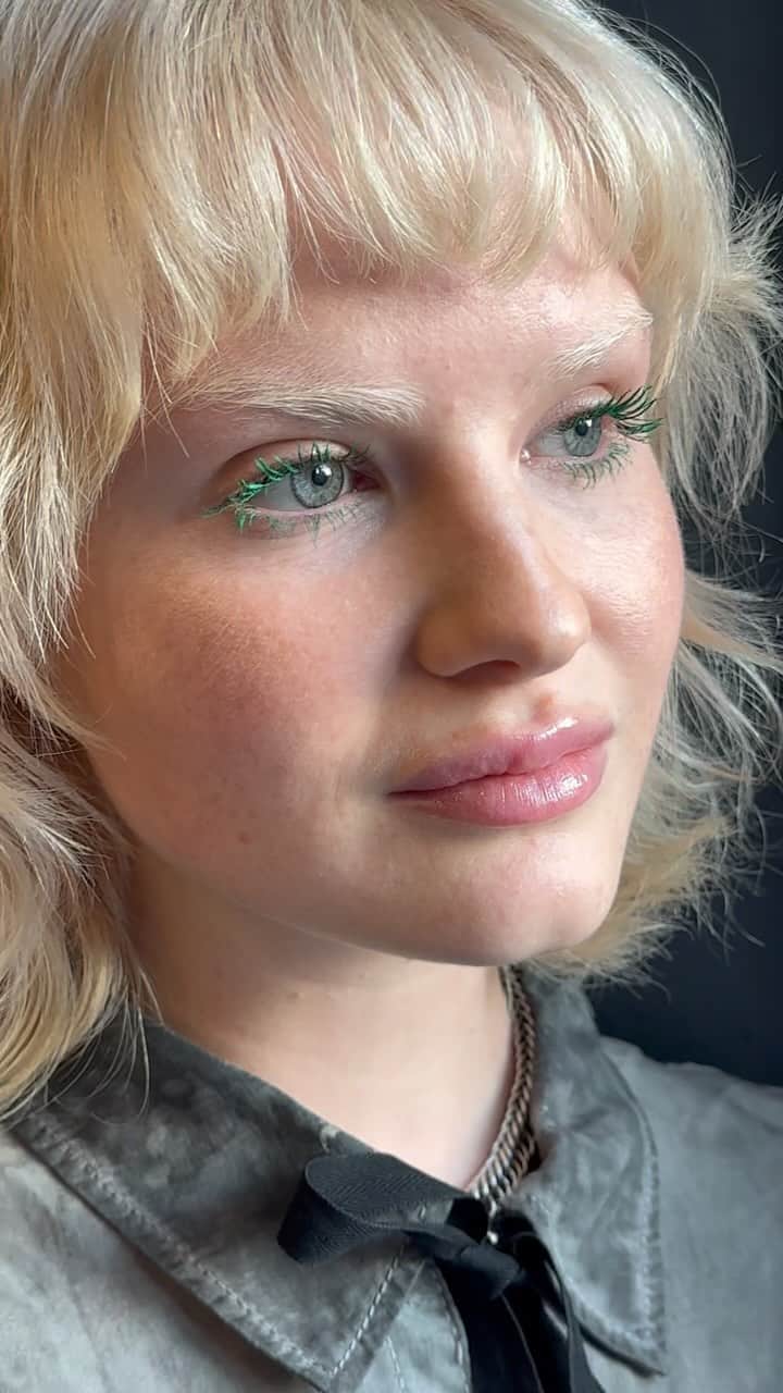 Nylon Magazineのインスタグラム：「Color mascara is easier to wear than you think. At the link in bio, NYLON editors evaluate what 5 different colored mascaras *really* look like IRL.   🎥 @kellychristinereed / @laurapitcher for NYLON」