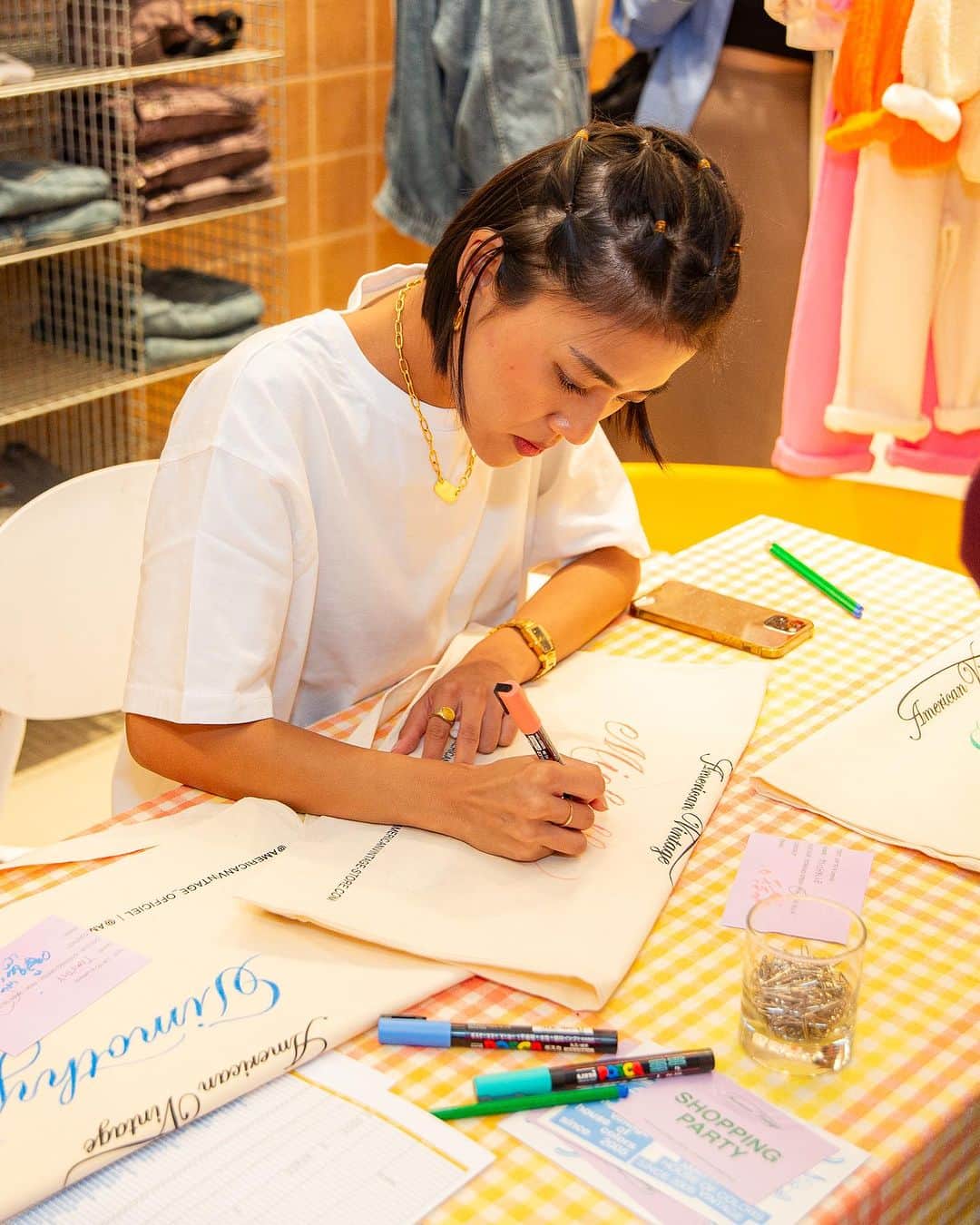 アメリカンビンテージさんのインスタグラム写真 - (アメリカンビンテージInstagram)「Here’s to an exciting evening to officially inaugurate our Hong Kong Elements store @elementshk 🇭🇰🎉  On the program: 🍿 Pop-corn stand 🖍️ Calligraphy on our tote-bags 📸 Photobooth to take memories home 🪩 Music, drinks & good food!   Friends in HK, we look forward to welcoming you 🤍  #americanvintage #amvfriends #event #amvparty #hongkong #elements #hkelements #hkshopping」11月15日 2時41分 - americanvintage_officiel