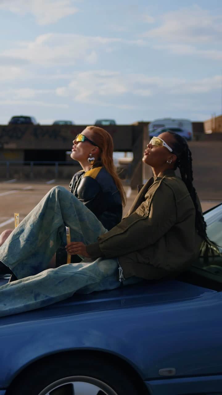 のインスタグラム：「Fall in Love music video BTS out now! Link in bio 🏎️💨🖤💚」